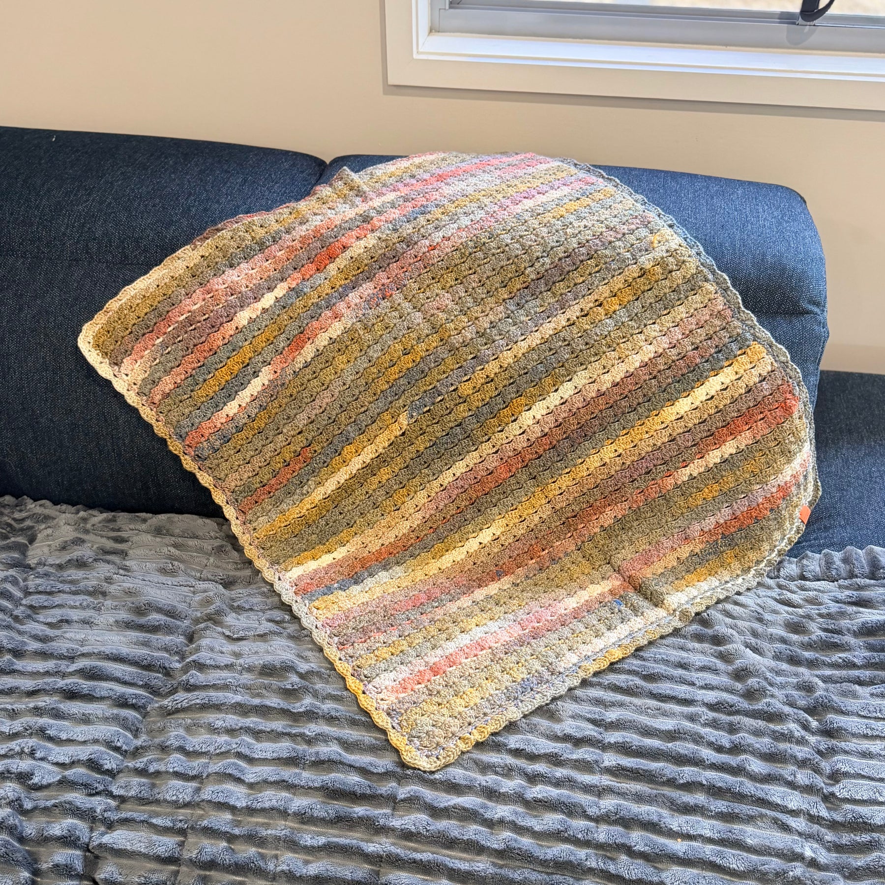 #050 Simple Shells Lap Size Blanket