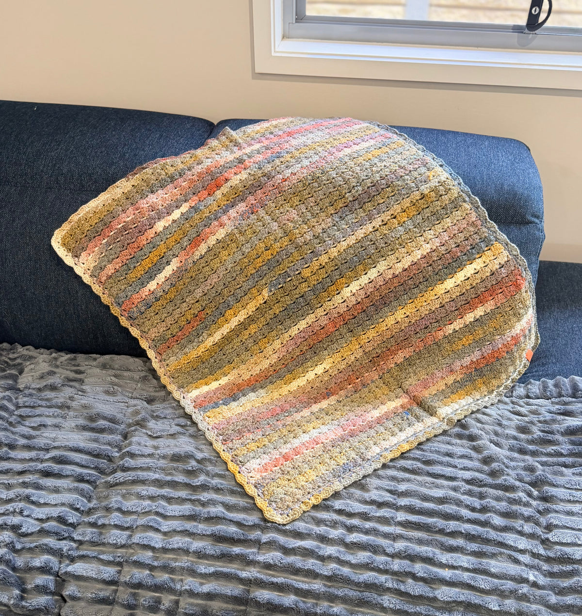 #050 Simple Shells Lap Size Blanket