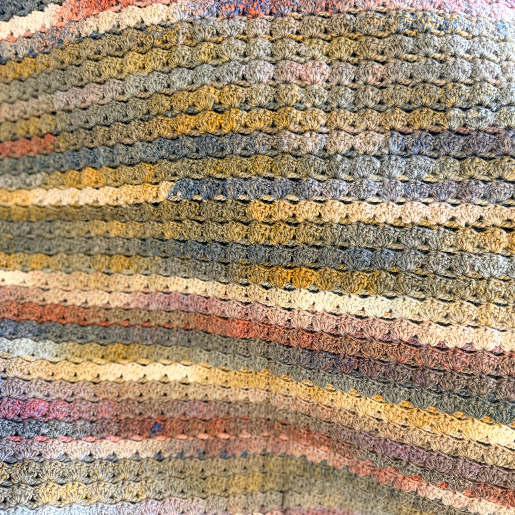 #050 Simple Shells Lap Size Blanket