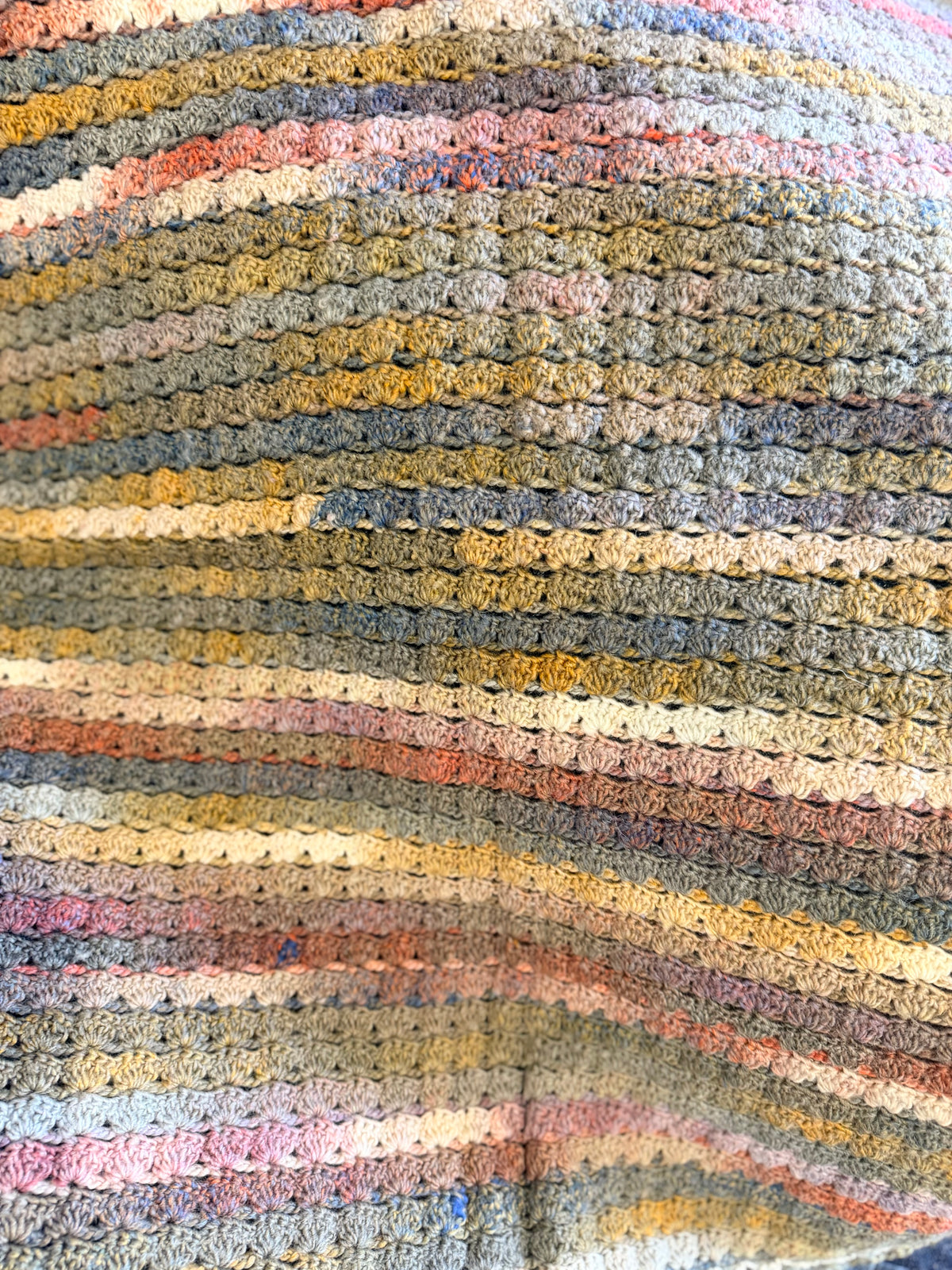 #050 Simple Shells Lap Size Blanket