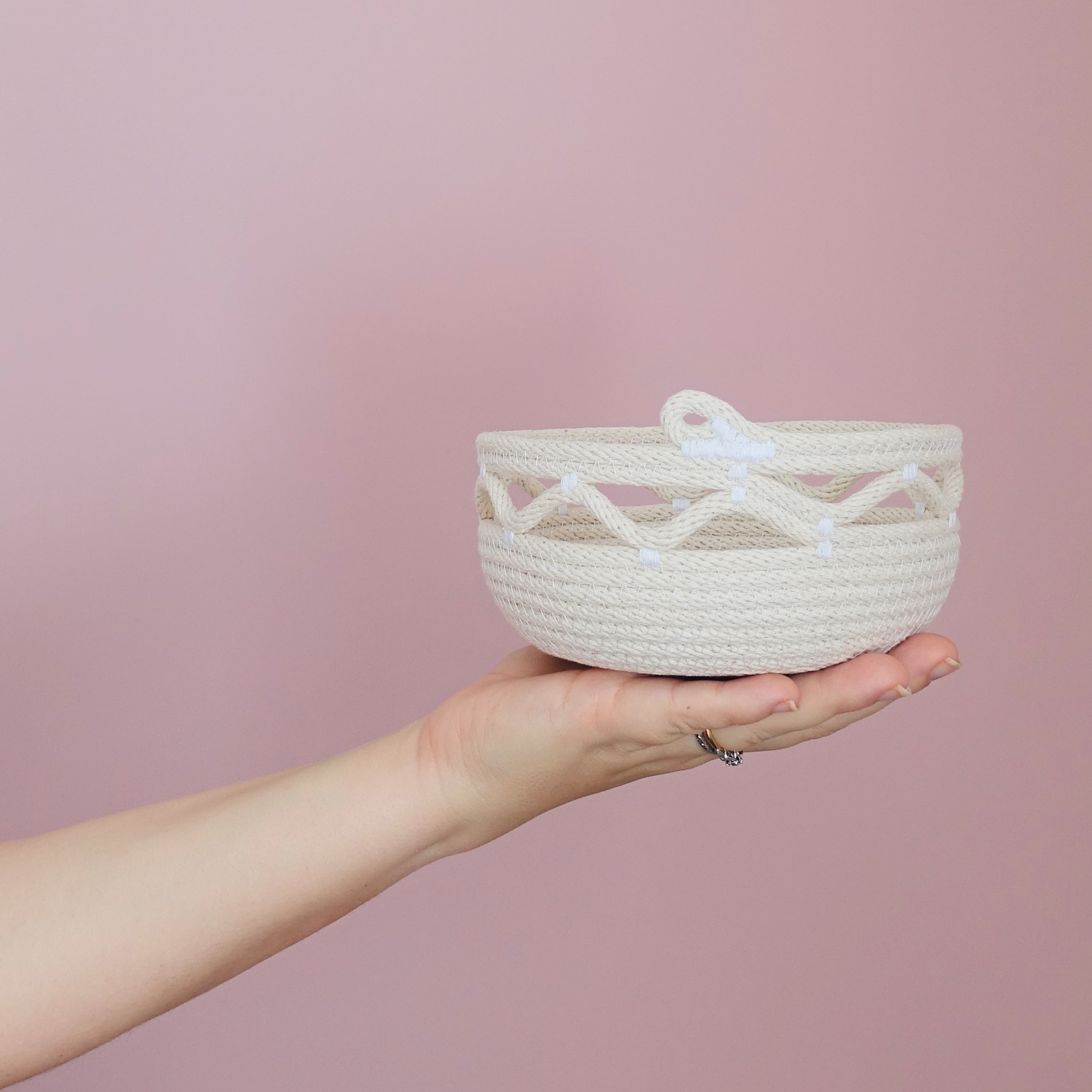 Wavy detail key bowl rope basket