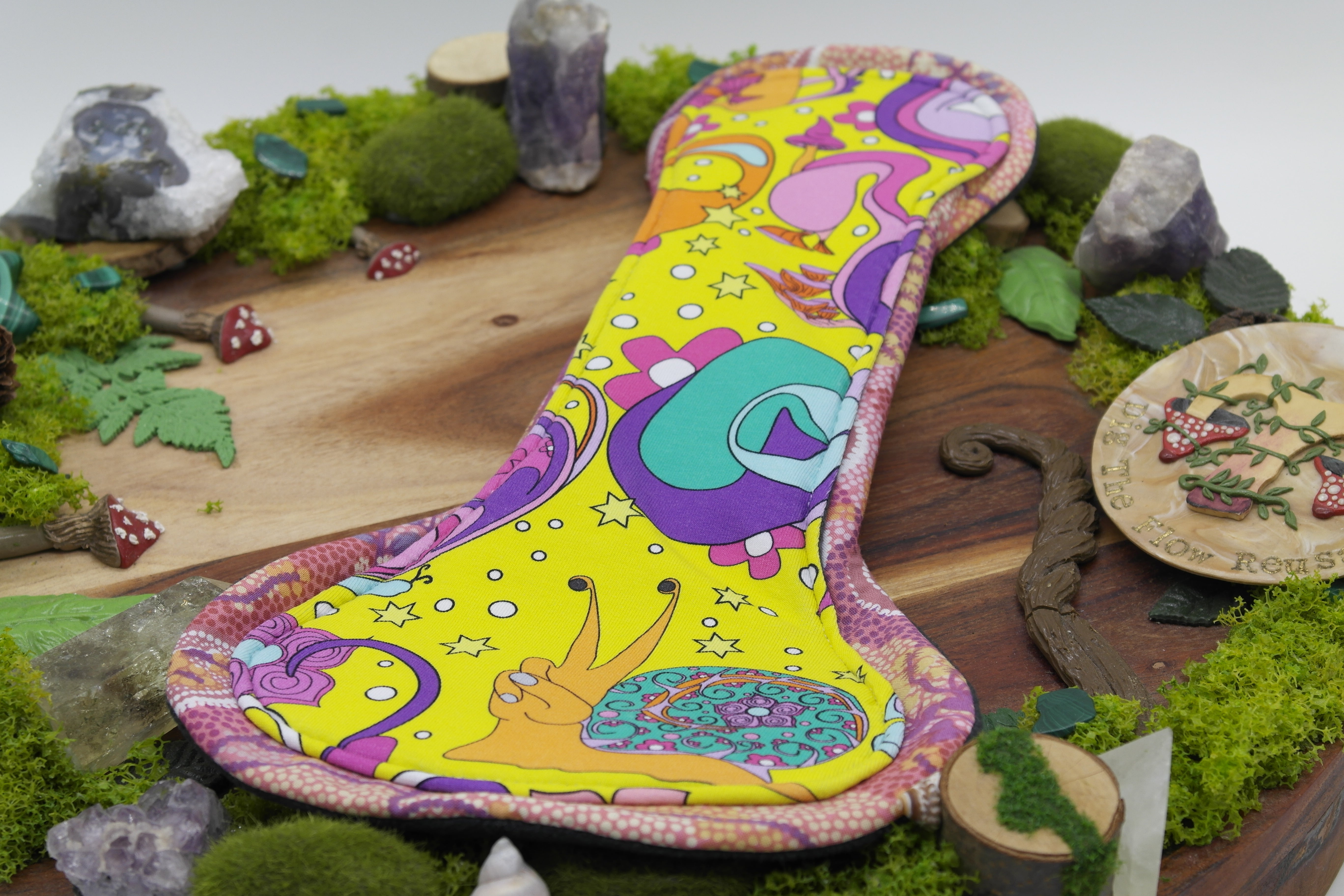 Eco-friendly reusable cloth pad 14" heavy (Mega Curvy Flare) - Hippy snail