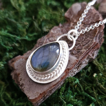 Sterling silver pendant with labradorite