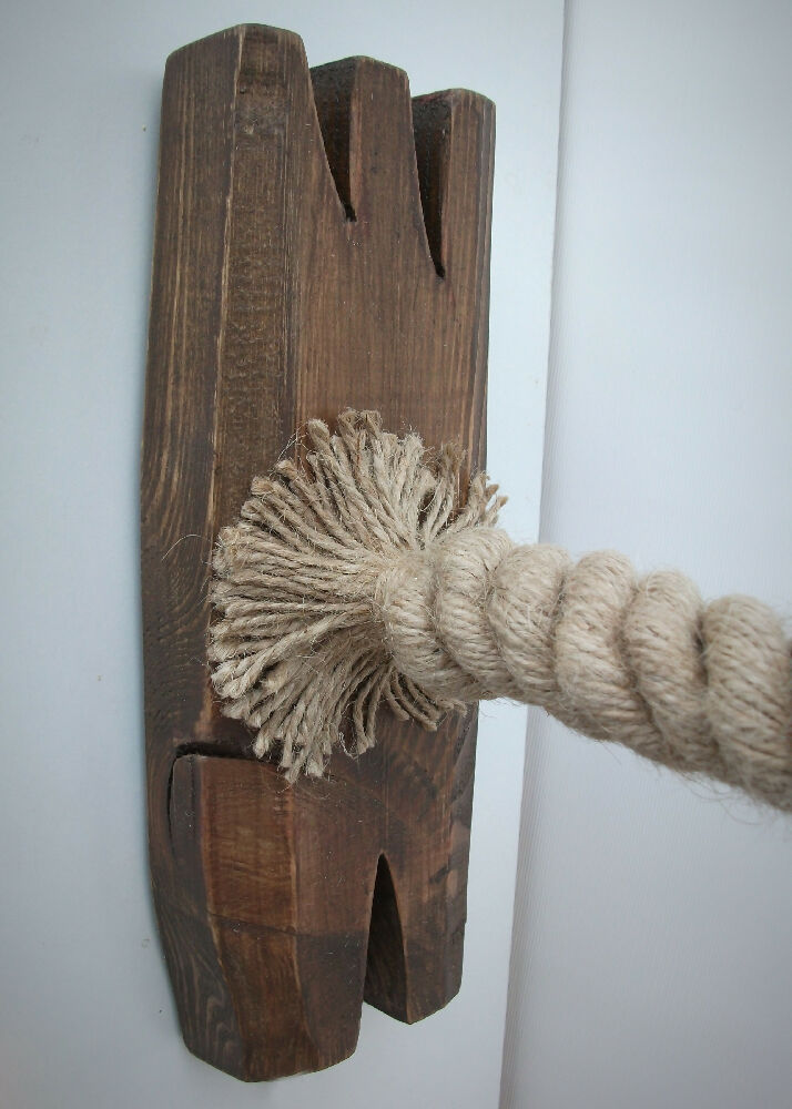 Wall light made from a rope and natural wood