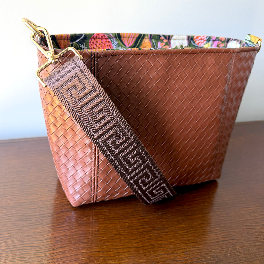 Mid-sized crossbody bag with lots of internal pockets