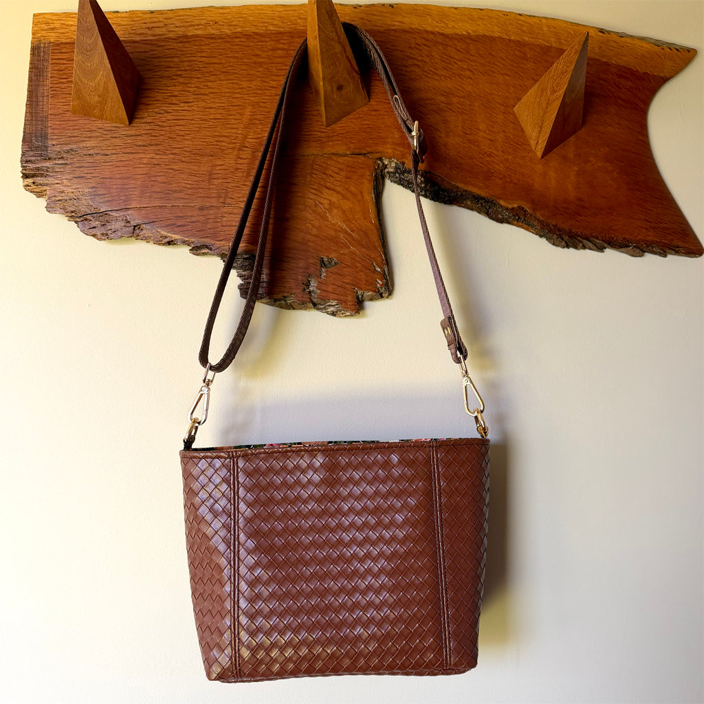 Mid-sized crossbody bag with lots of internal pockets