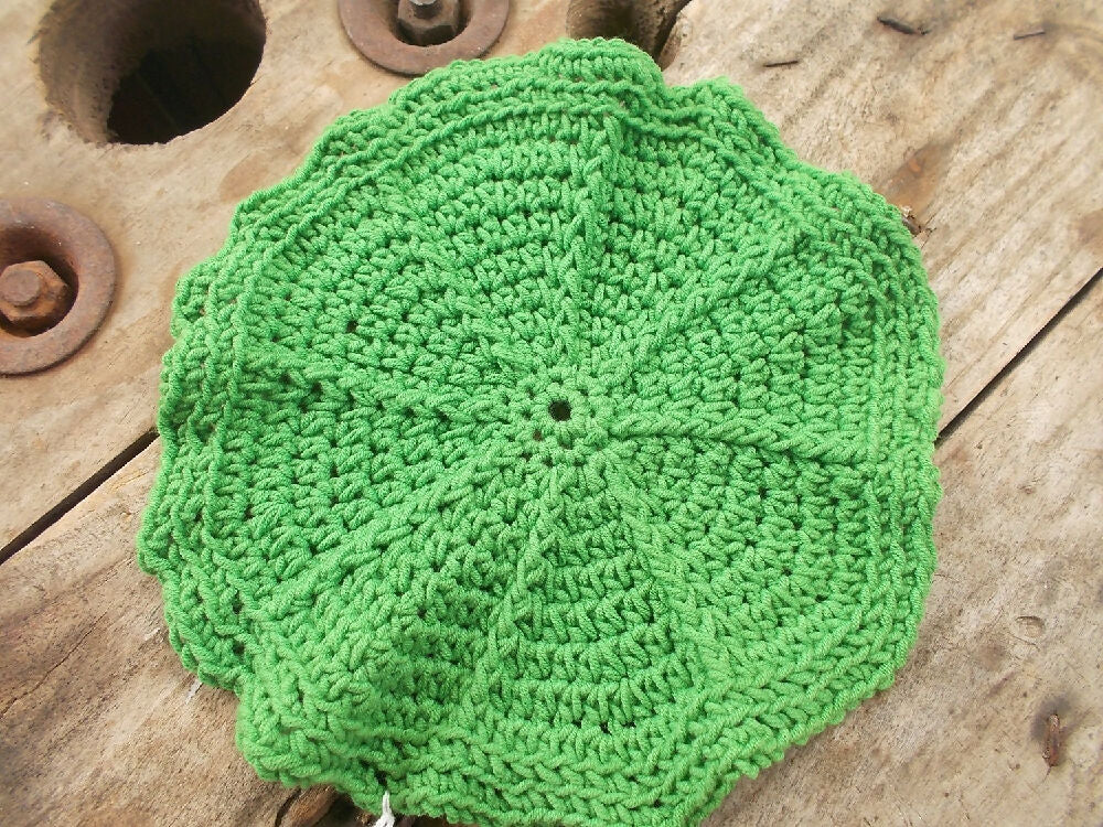 Round, cotton/acrylic washcloth in emerald green