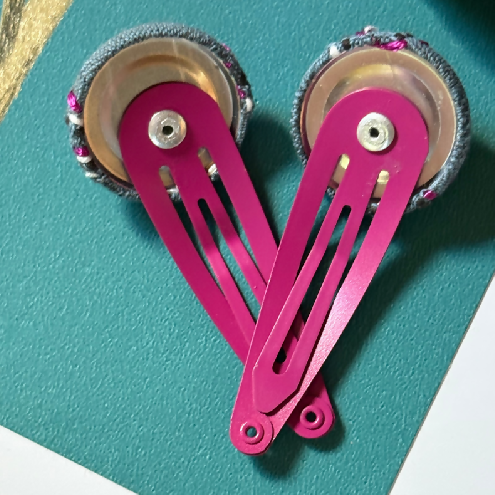 Hand stitched hair clip by Leumesin Handmade