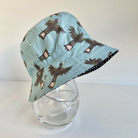 Summer hat in black cockatoo fabric