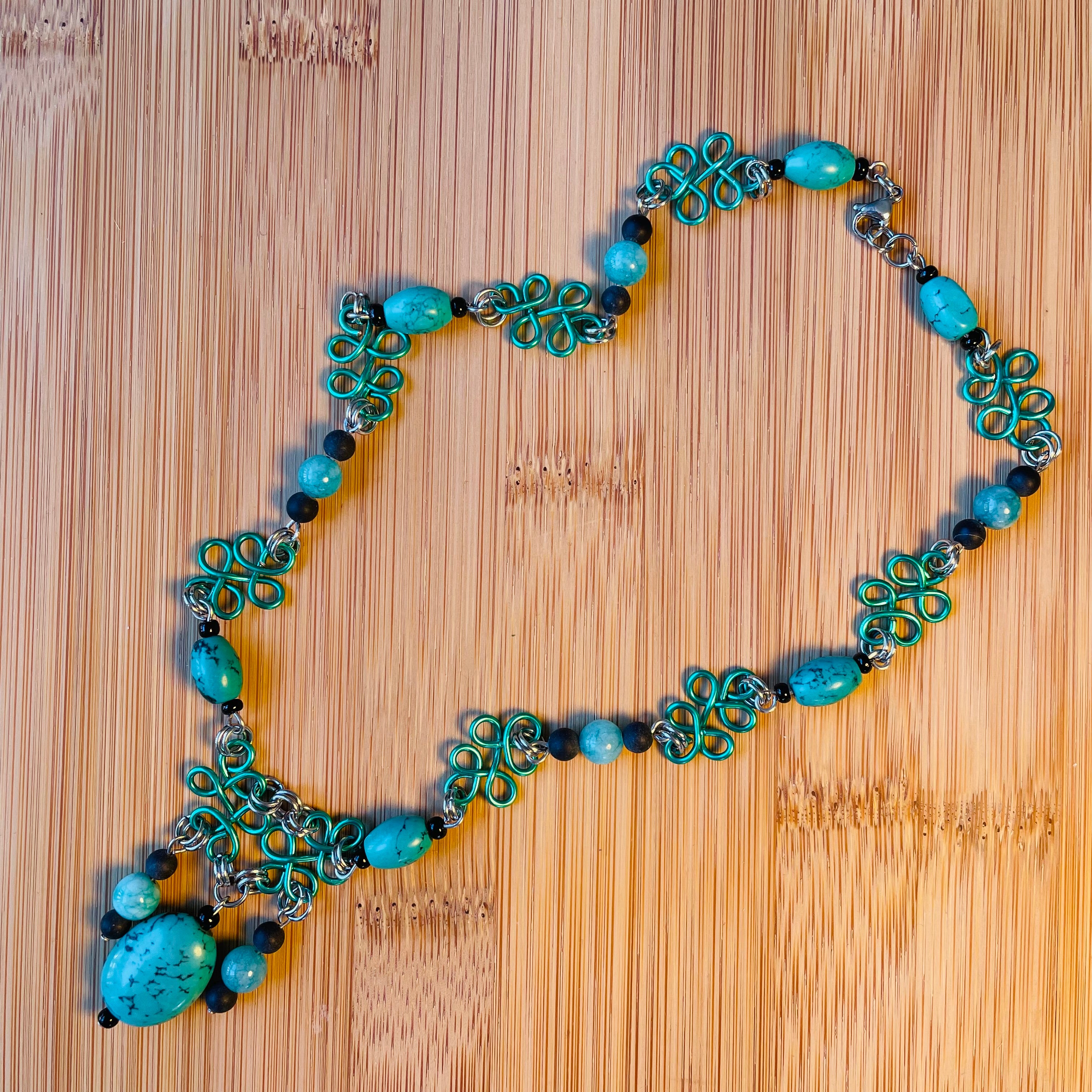 “Be Seen in Green” Gemstone and Wire Necklace