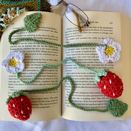 Crochet Daisy Flower Bookmark – Strawberry Book Accessory – Cute Gift for Book Lovers – Teacher Gift