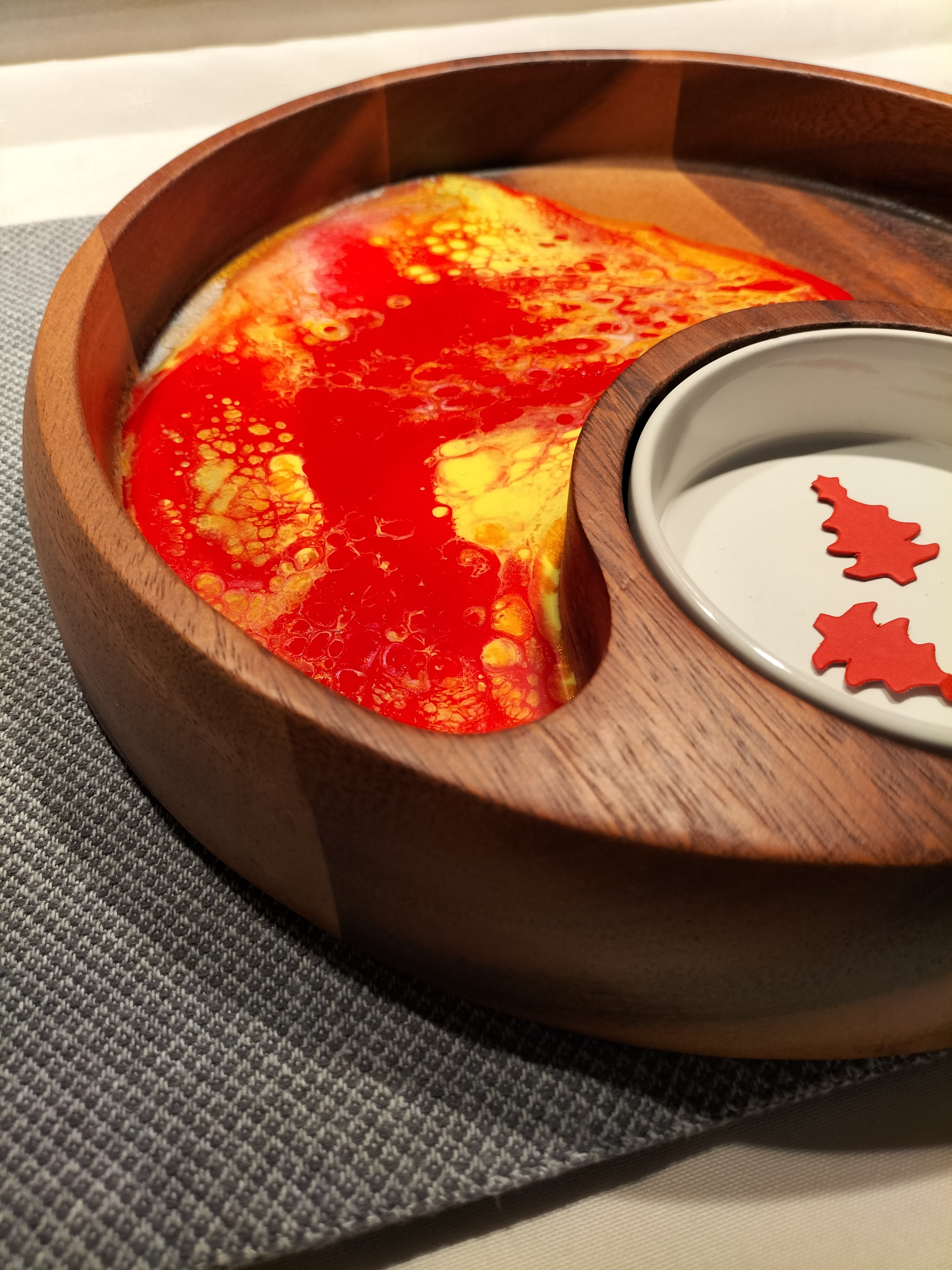 Christmas chip and dip bowl, beautiful and bright.