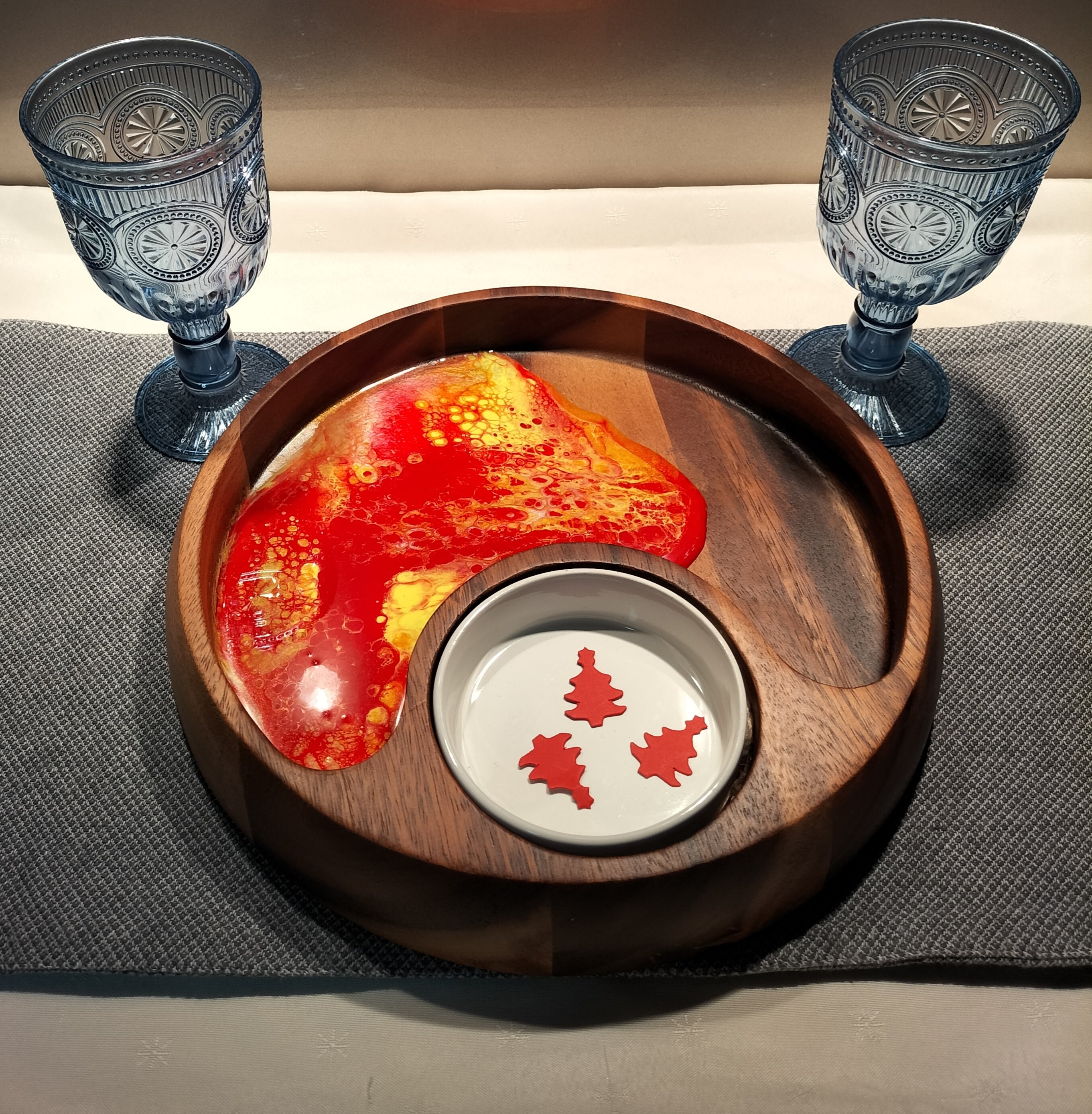 Christmas chip and dip bowl, beautiful and bright.