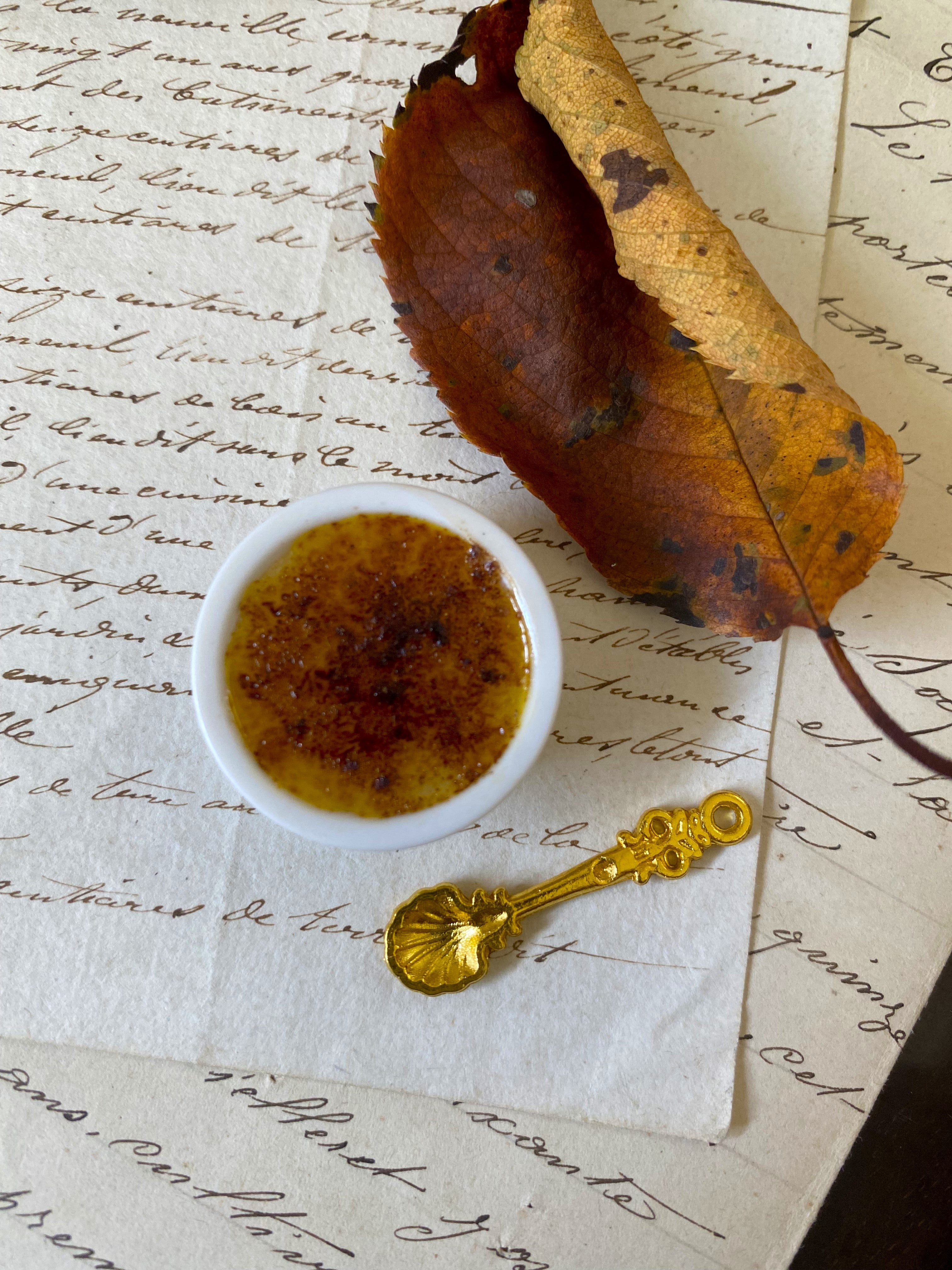 Crème brûlée with spoon - Oversize