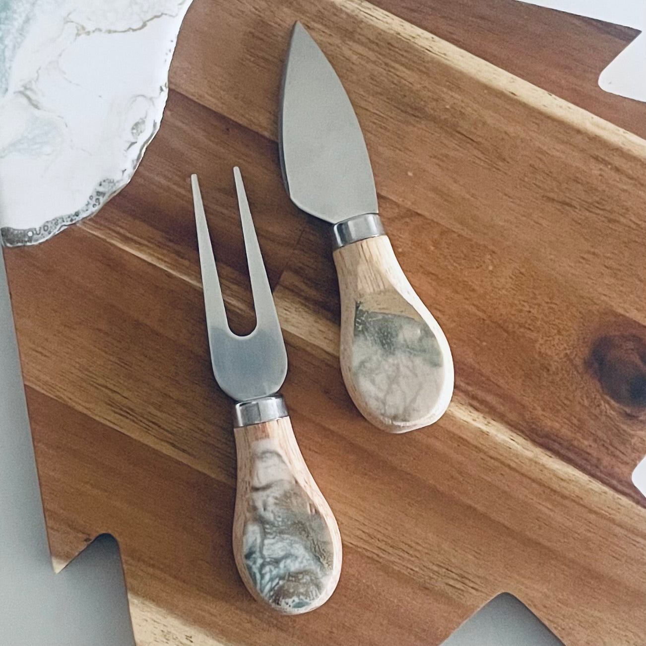 White, Green and Gold Christmas Tree Serving Board & Cheese Knife Set.
