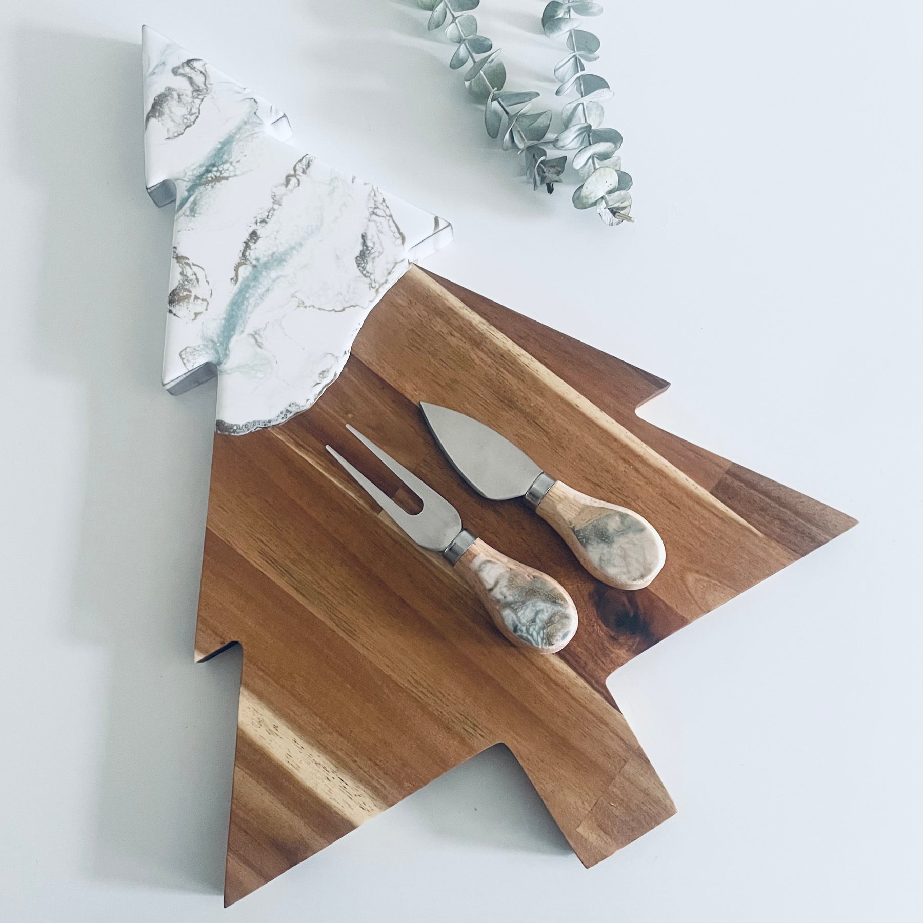 White, Green and Gold Christmas Tree Serving Board & Cheese Knife Set.
