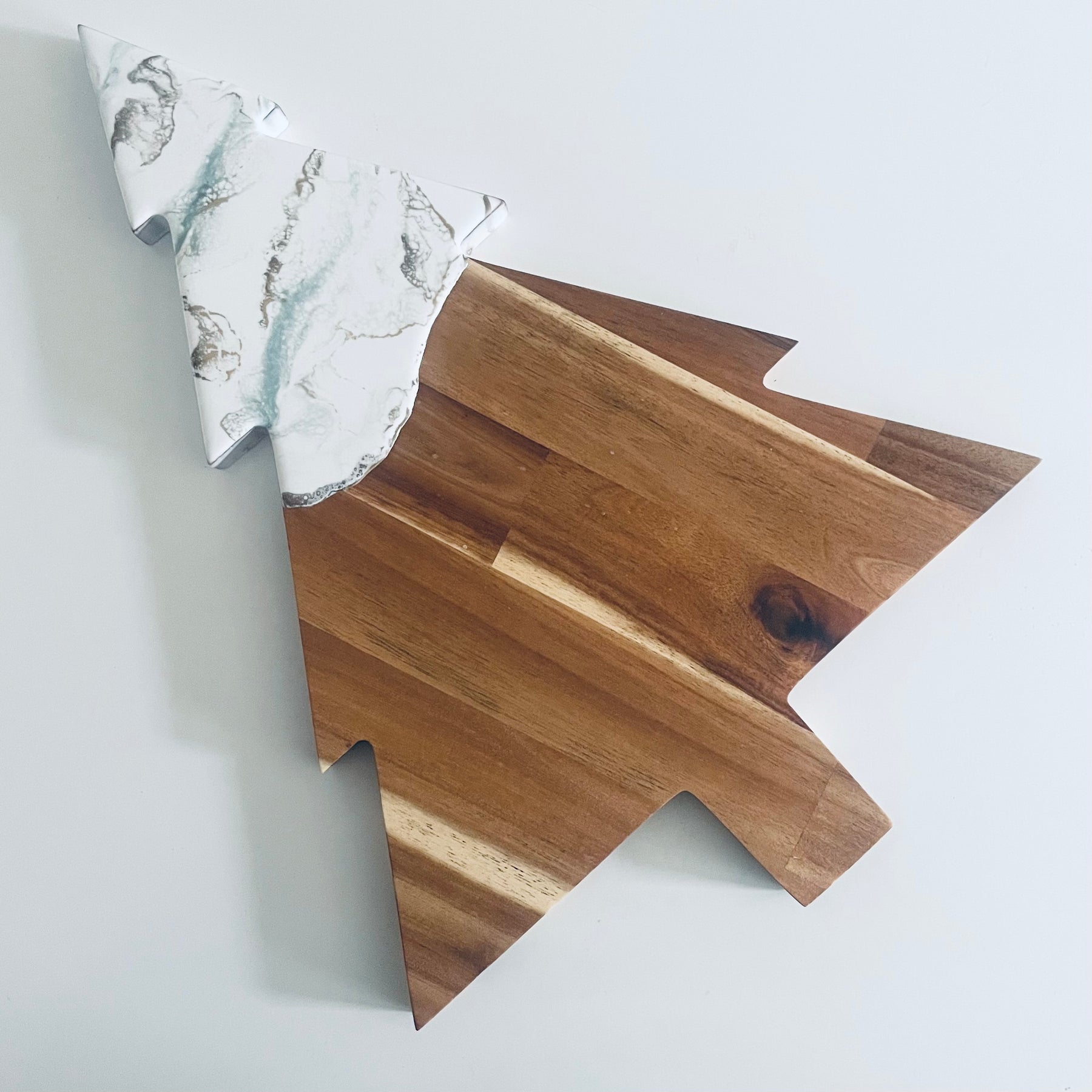 White, Green and Gold Christmas Tree Serving Board & Cheese Knife Set.