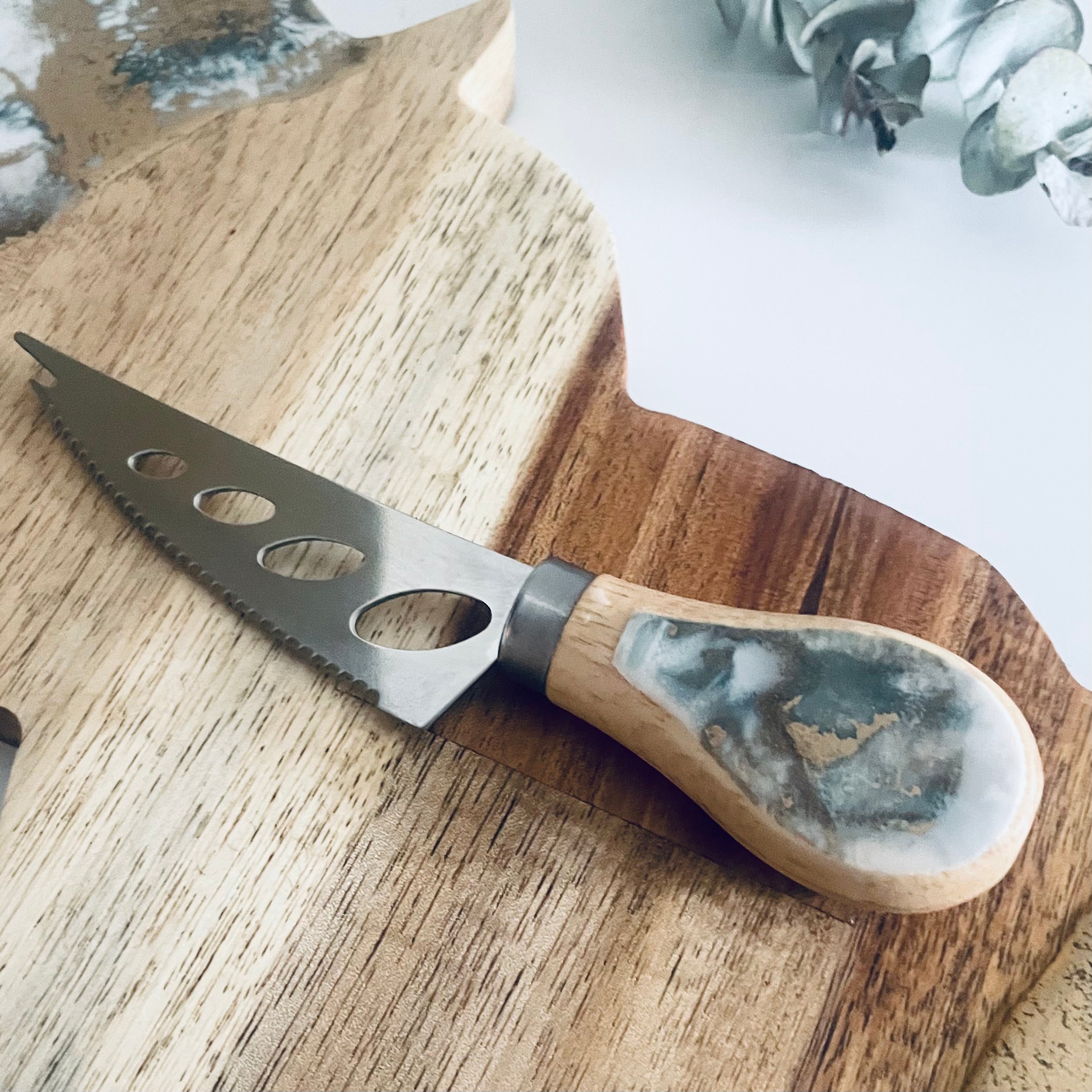 Resin Art Christmas Snowman Serving Board & Cheese Knife Set (ONLY 1 AVAILABLE)