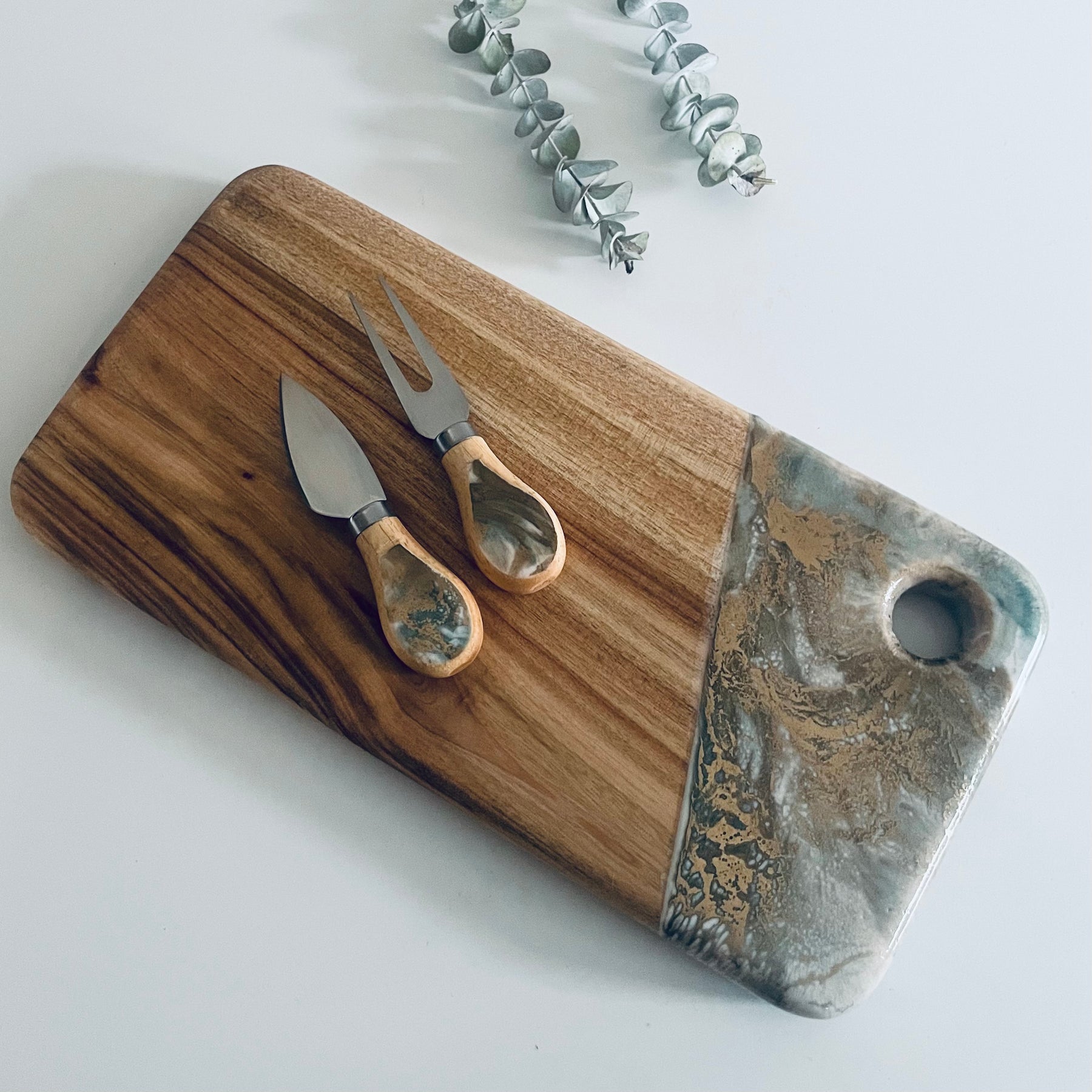 White, Green and Gold Camphor Laurel Serving Board & Cheese Knife Set