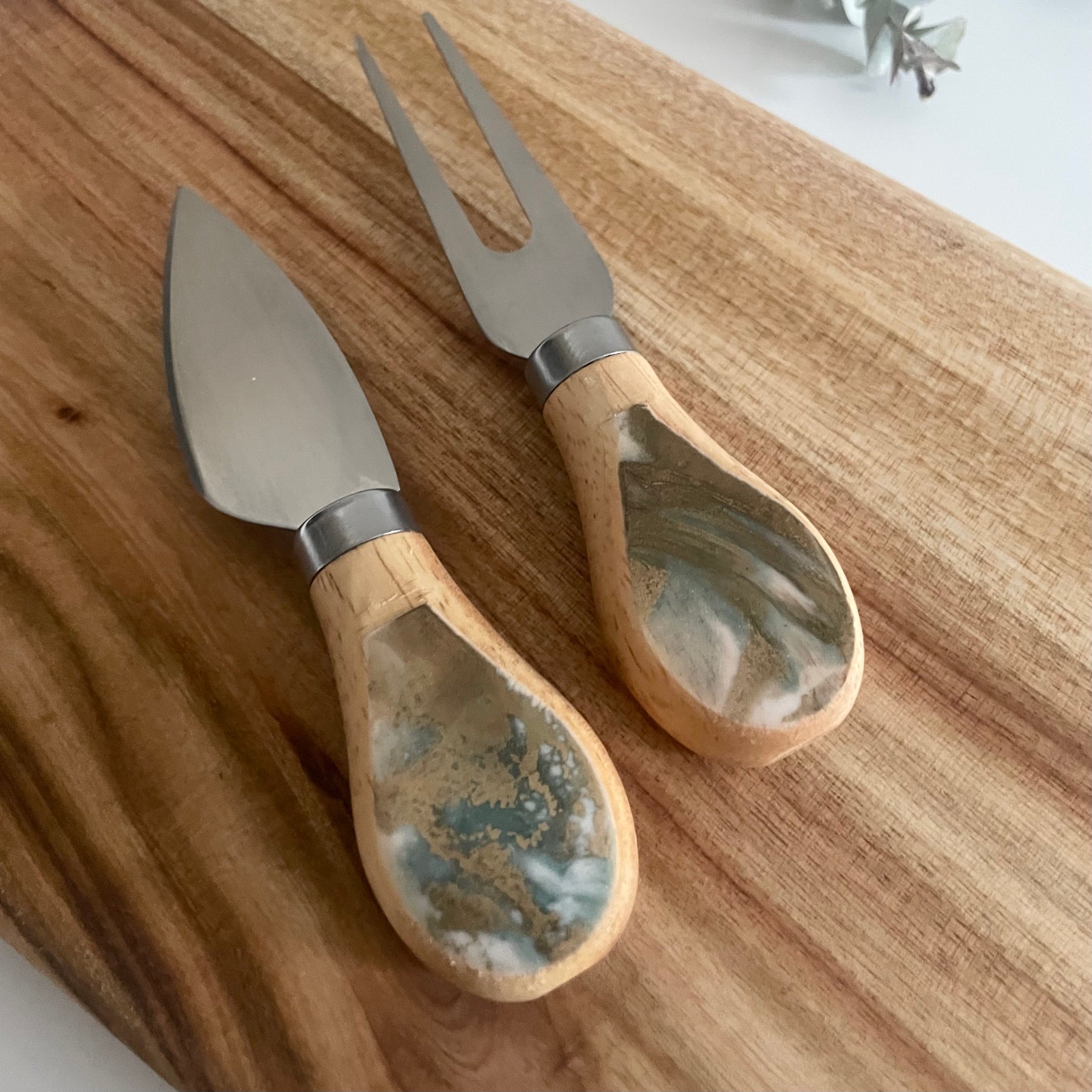 White, Green and Gold Camphor Laurel Serving Board & Cheese Knife Set