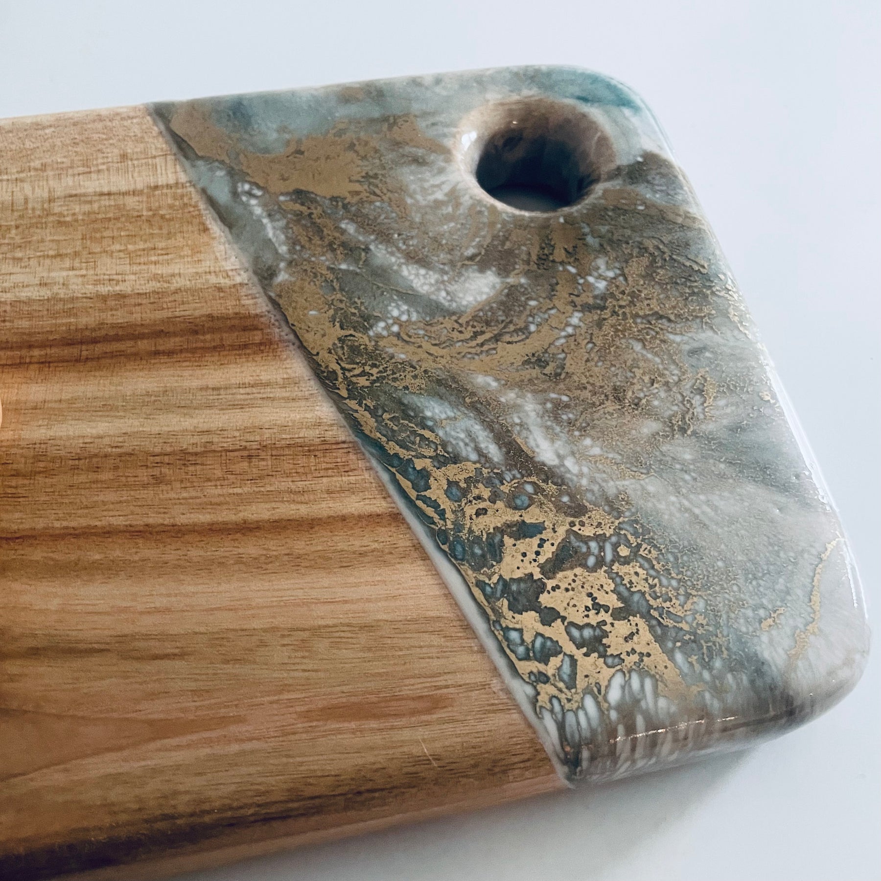 White, Green and Gold Camphor Laurel Serving Board & Cheese Knife Set