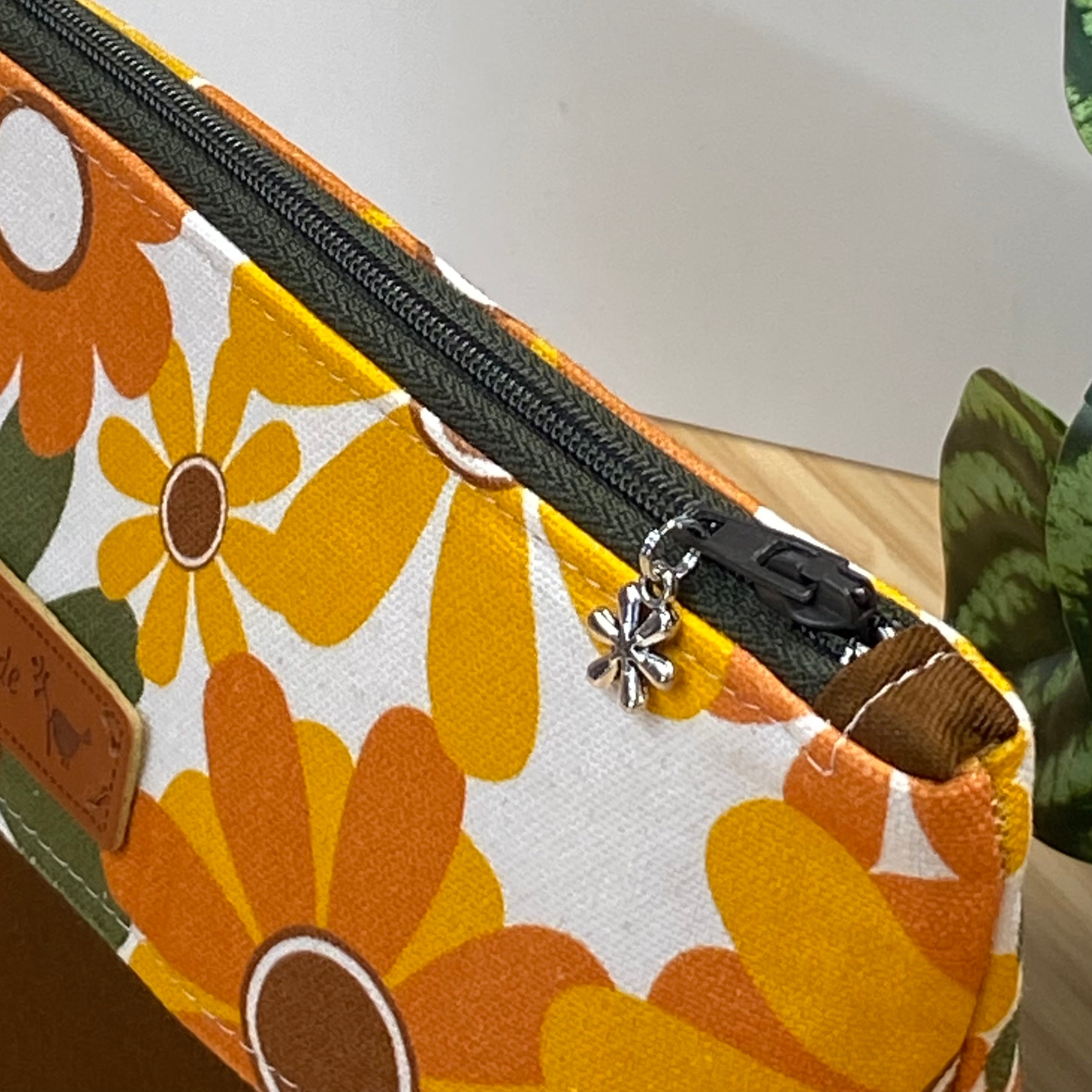Retro Two-Tone Zipper Pouch - Flower Power - Brown