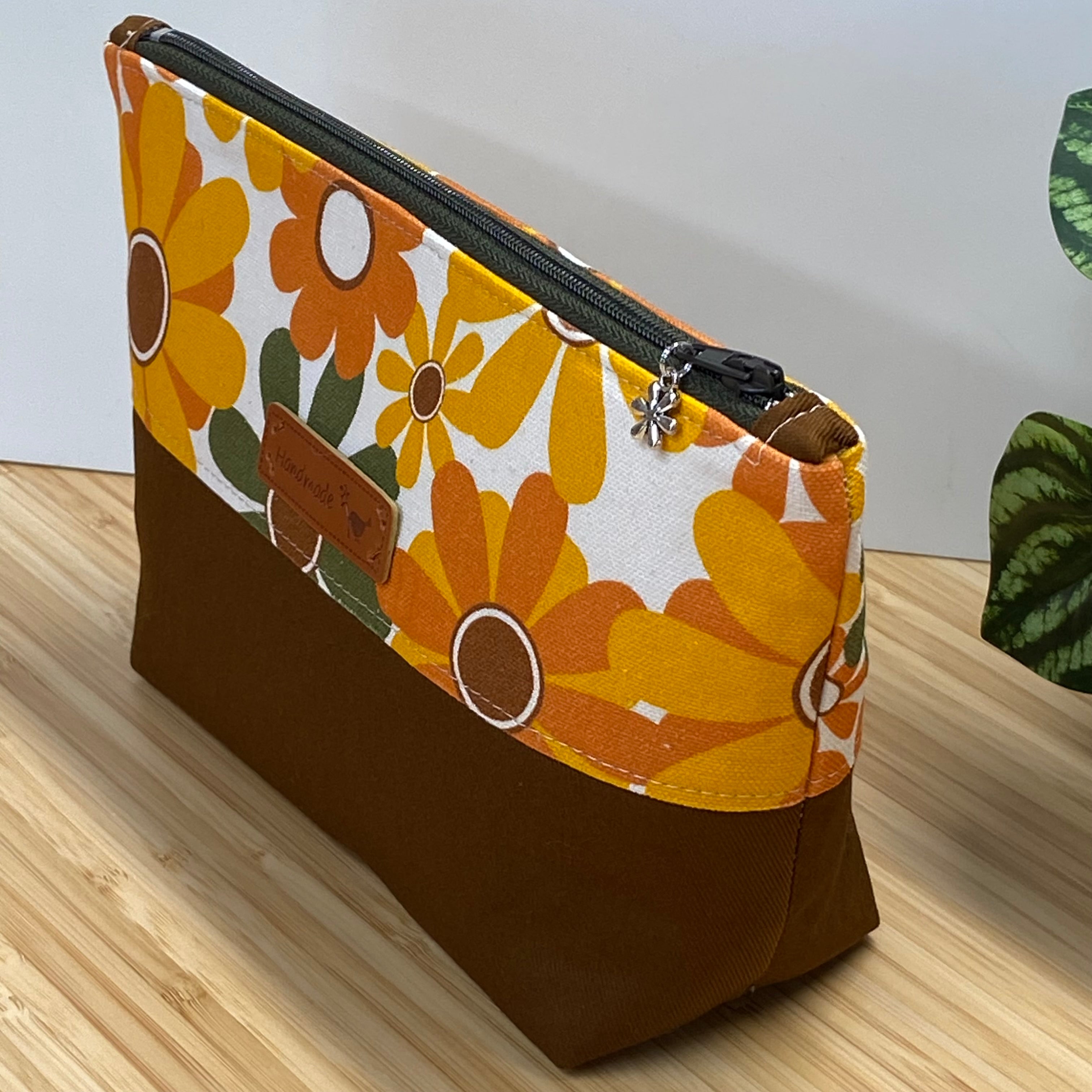 Retro Two-Tone Zipper Pouch - Flower Power - Brown