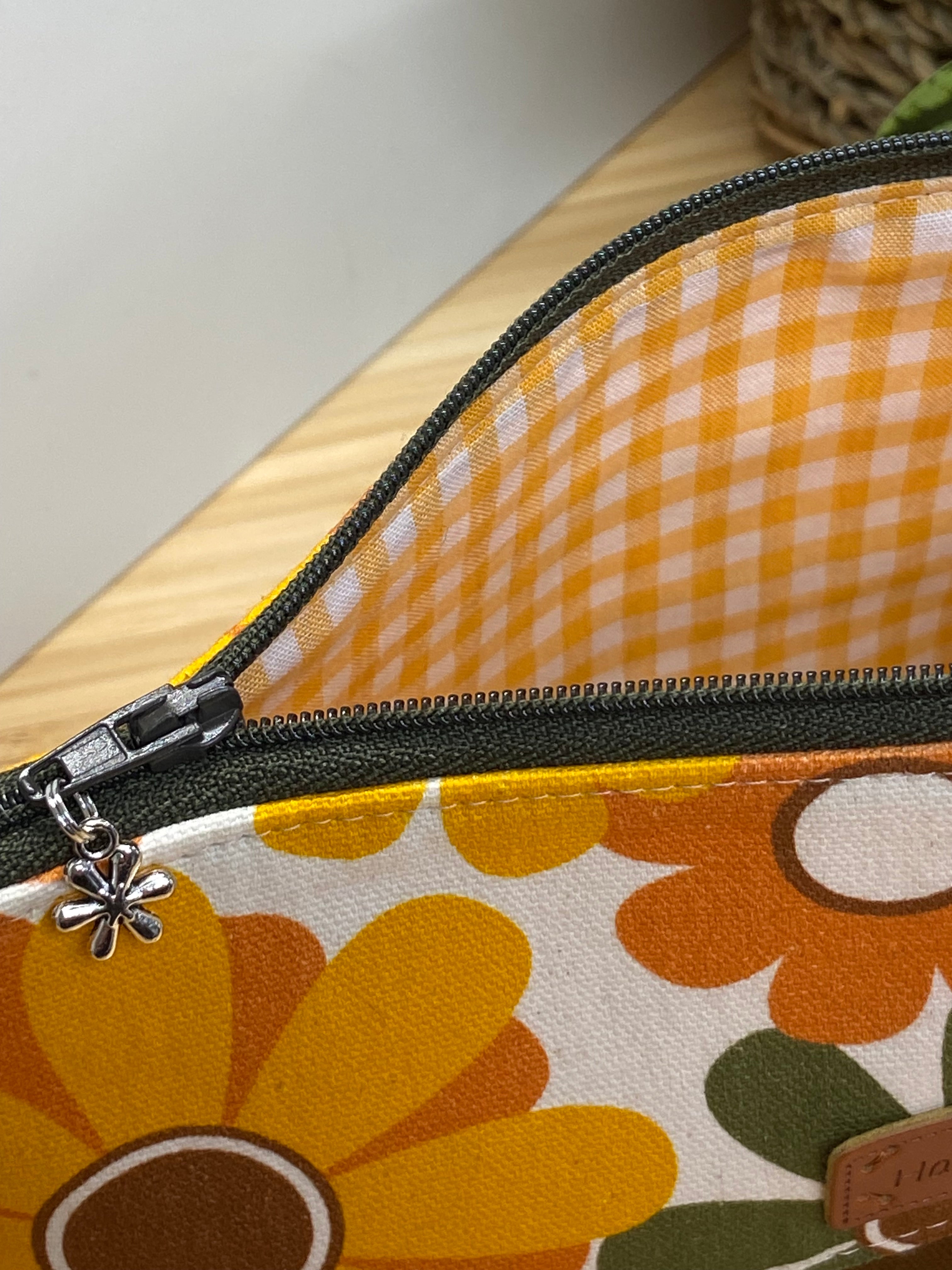 Retro Two-Tone Zipper Pouch - Flower Power - Brown