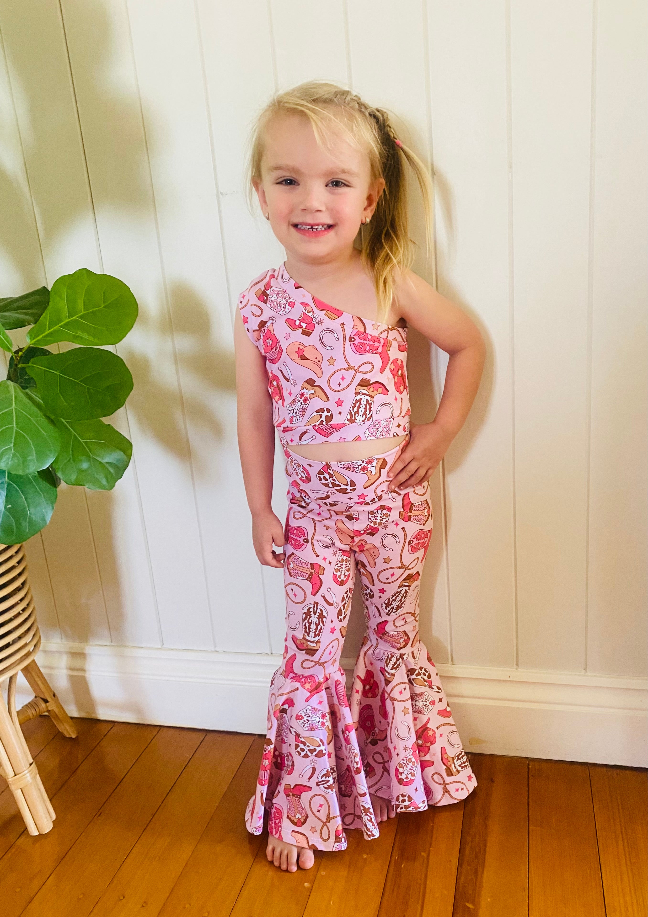 Rodeo Ready One Shoulder Tank Top and Bellbottom Pants Two Piece Set Size 3-4 years