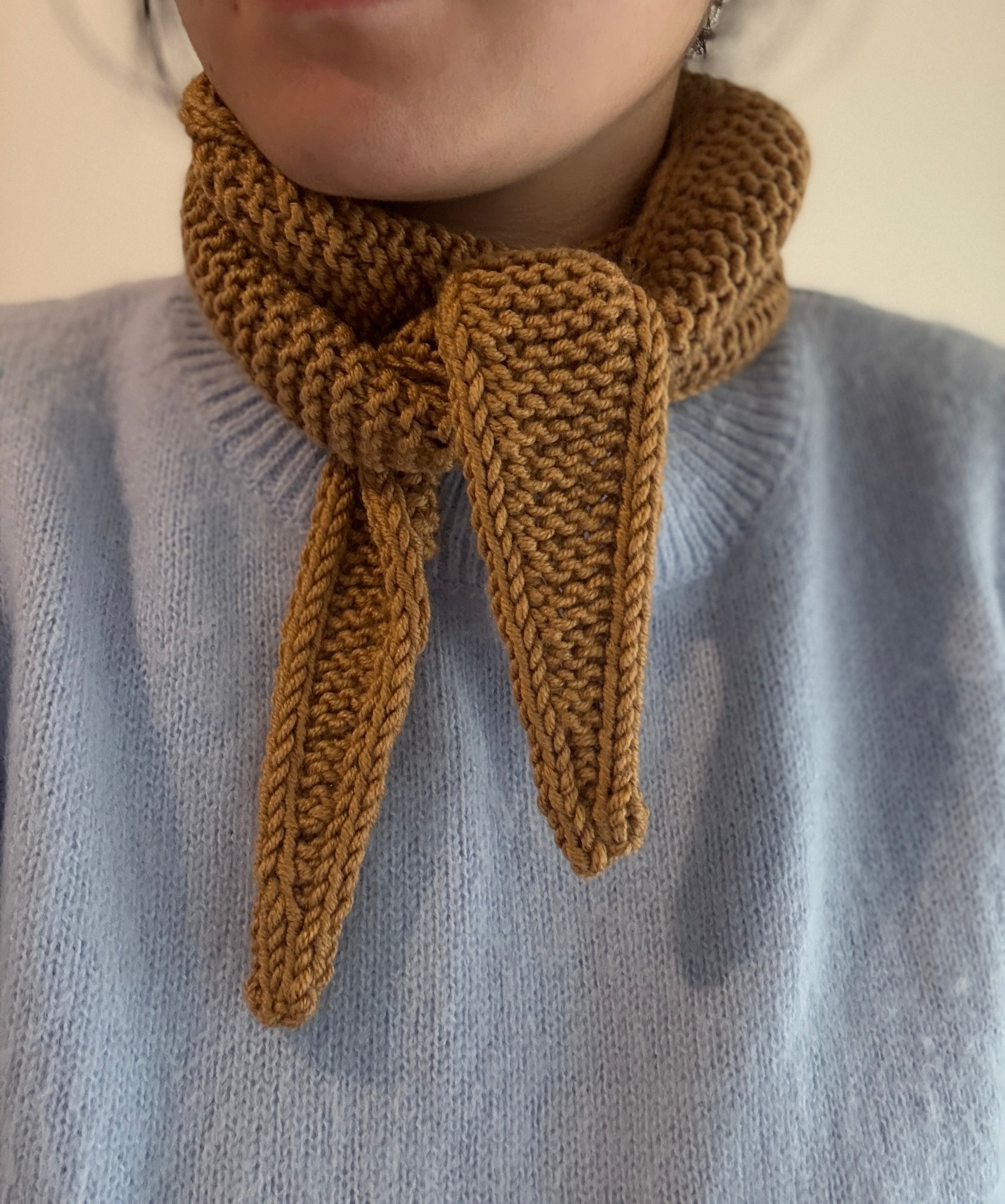 Knitted sophie scarf in dark sand
