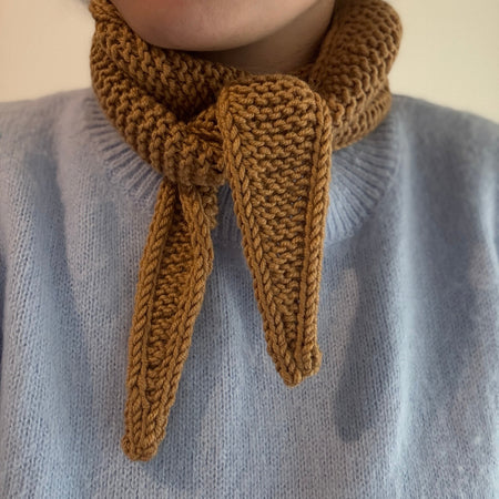 Knitted sophie scarf in dark sand