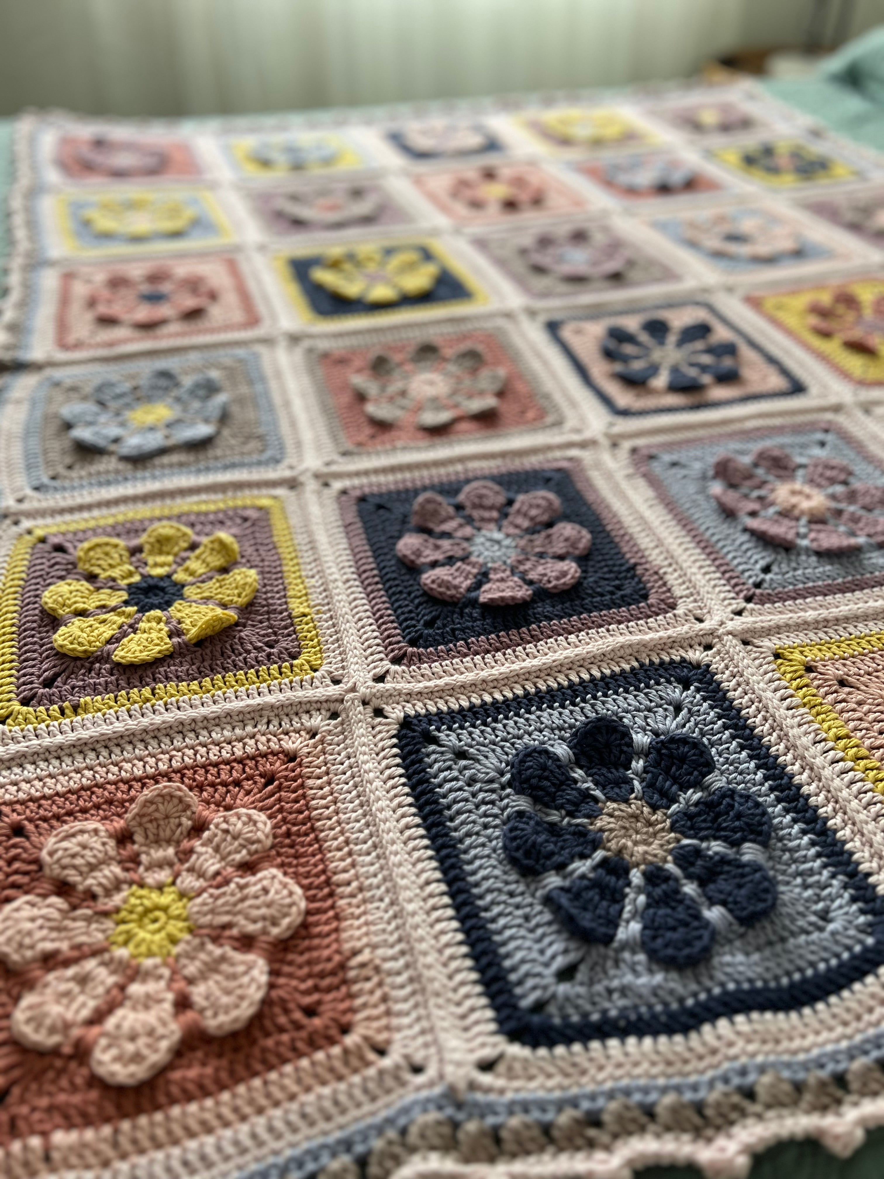 Crochet Retro Daisy Blanket