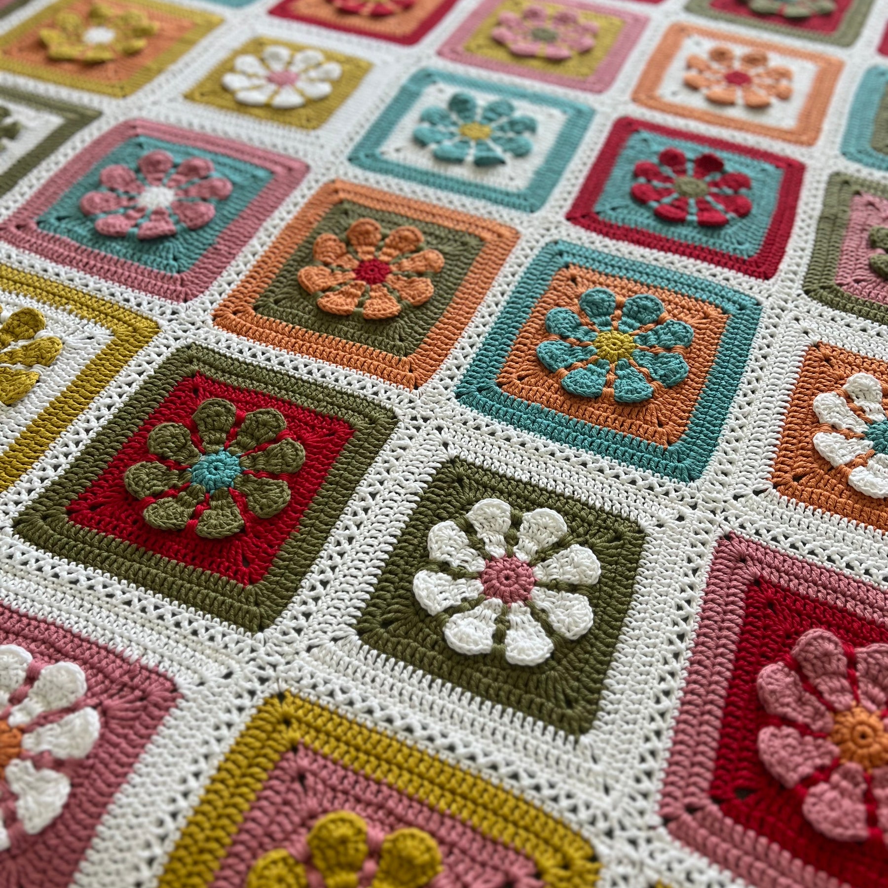 Crochet Retro Daisy Blanket
