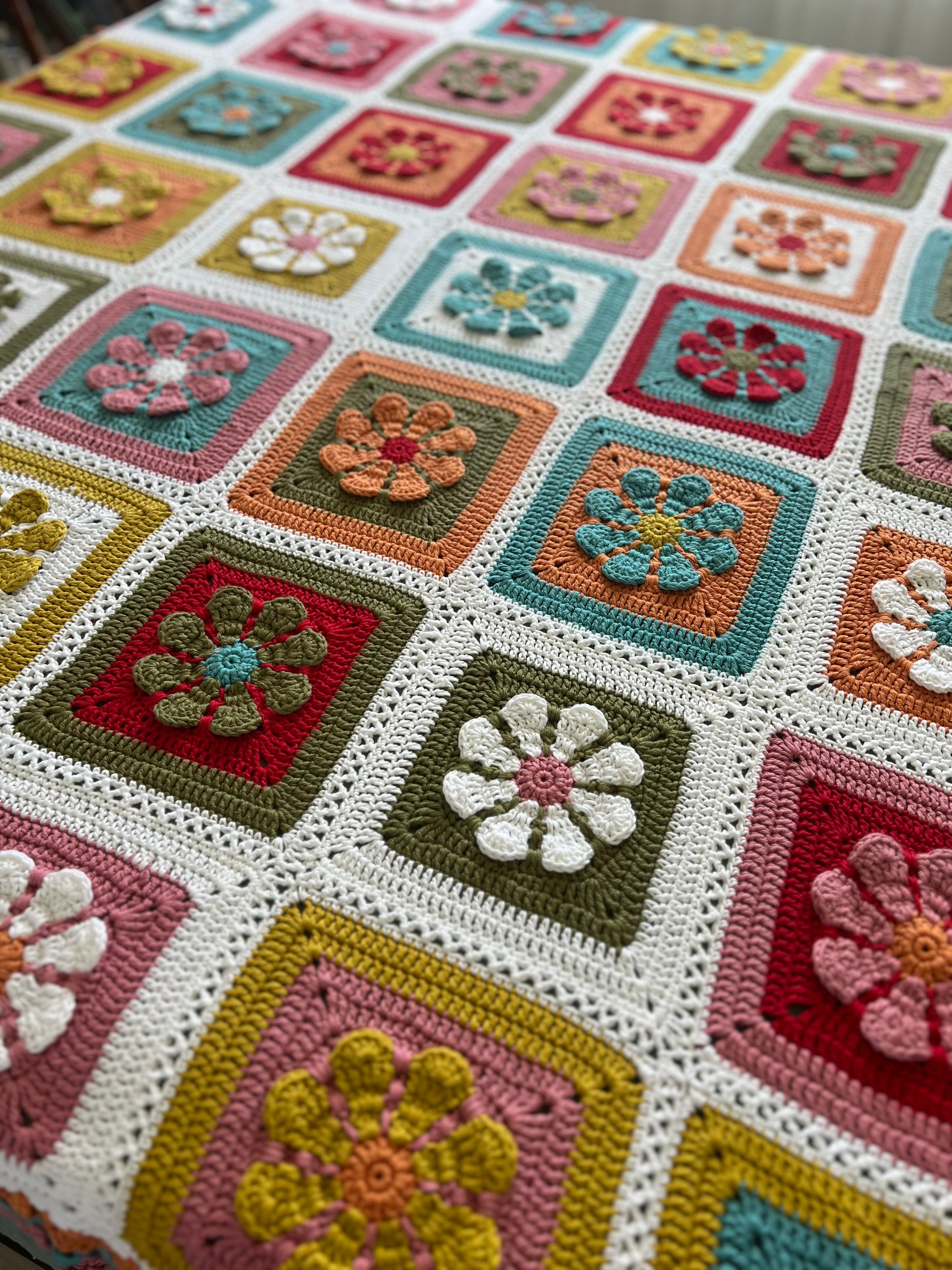 Crochet Retro Daisy Blanket