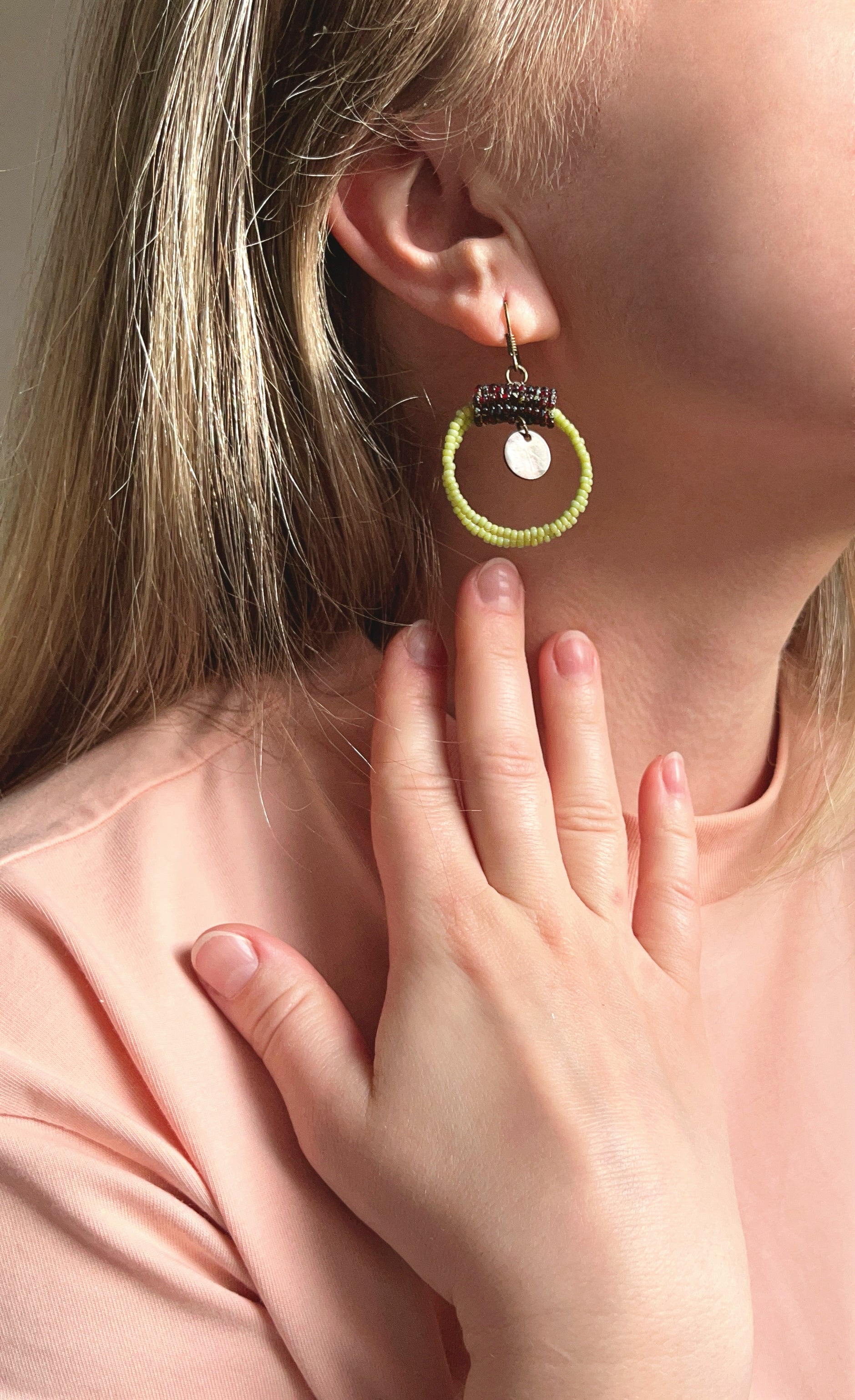 SAVANNA SUN | dangle earrings | green, brown, pearl | beaded