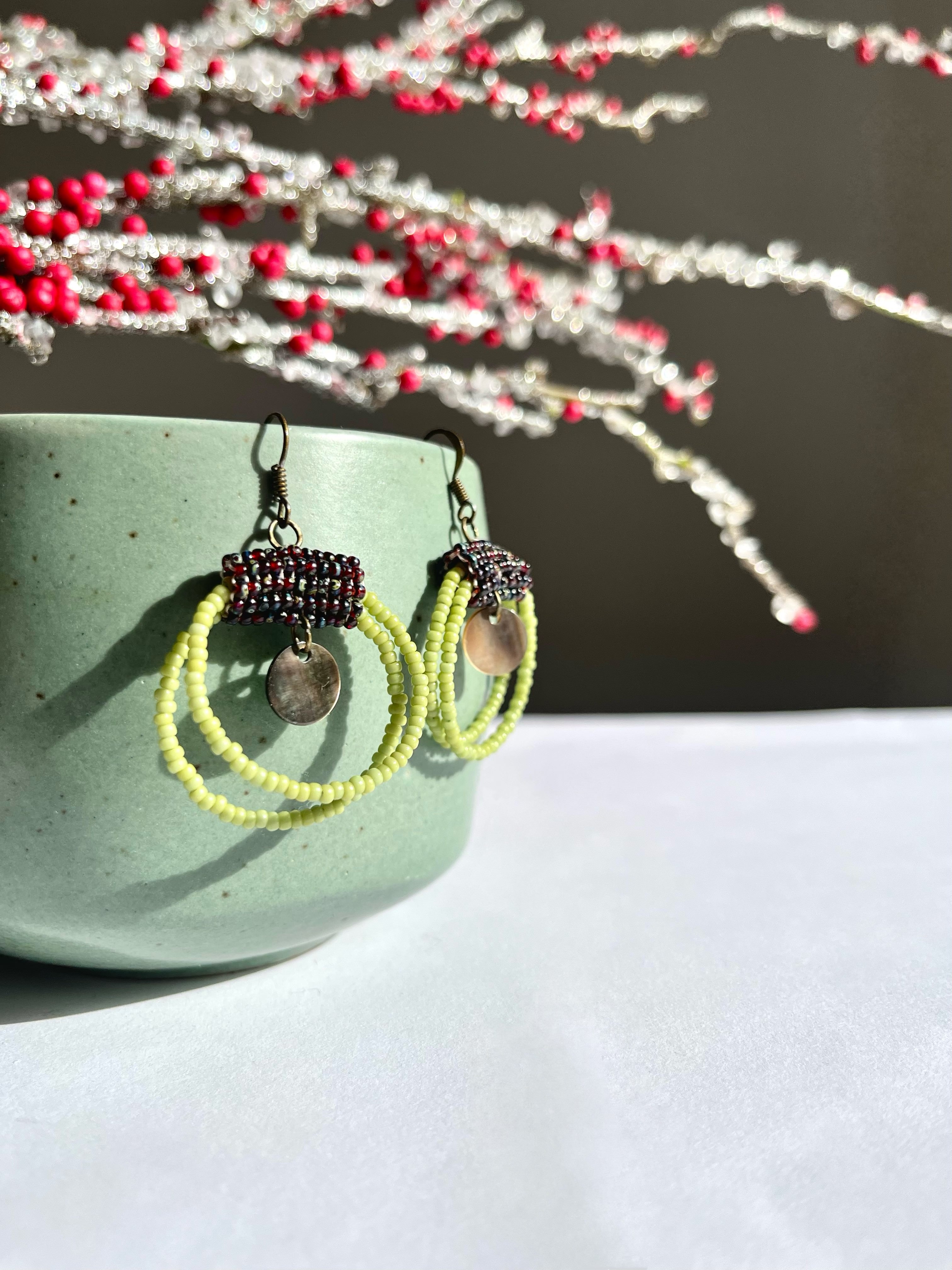 SAVANNA SUN | dangle earrings | green, brown, pearl | beaded