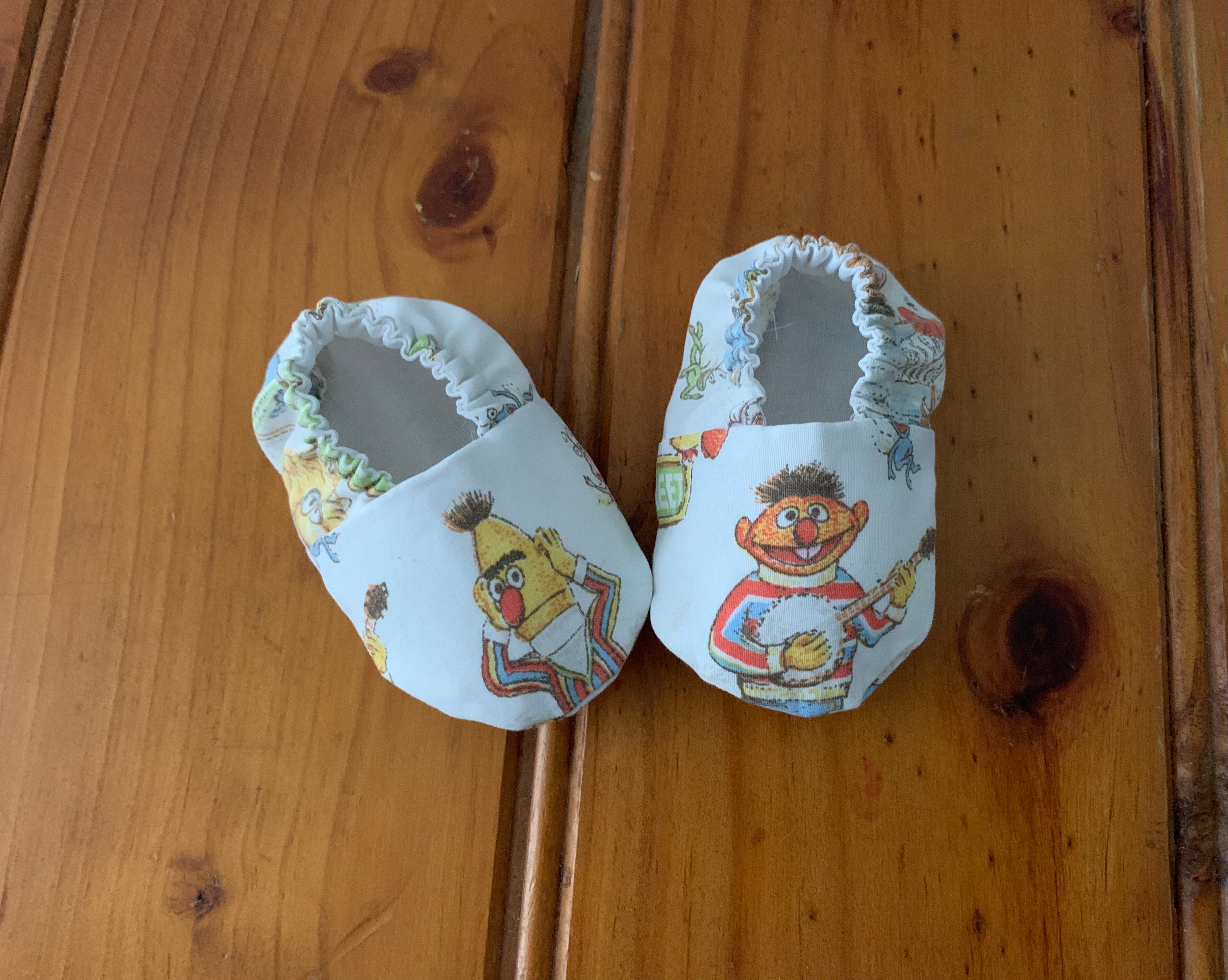 Sesame  Street booties and bib gift set