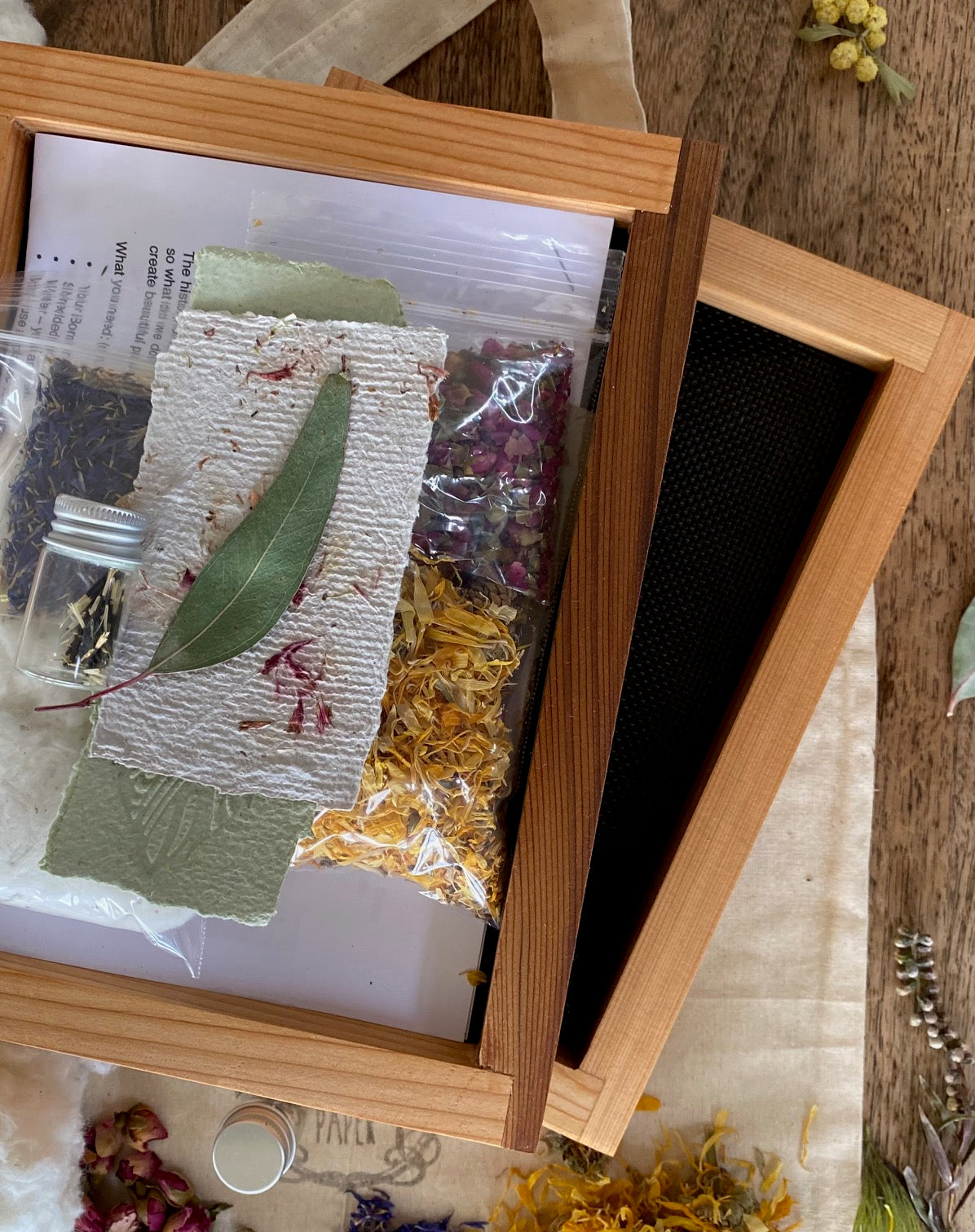 Paper Making Kit A4 - Red Cedar Mould and Deckle - including Free Pillow Box DIY