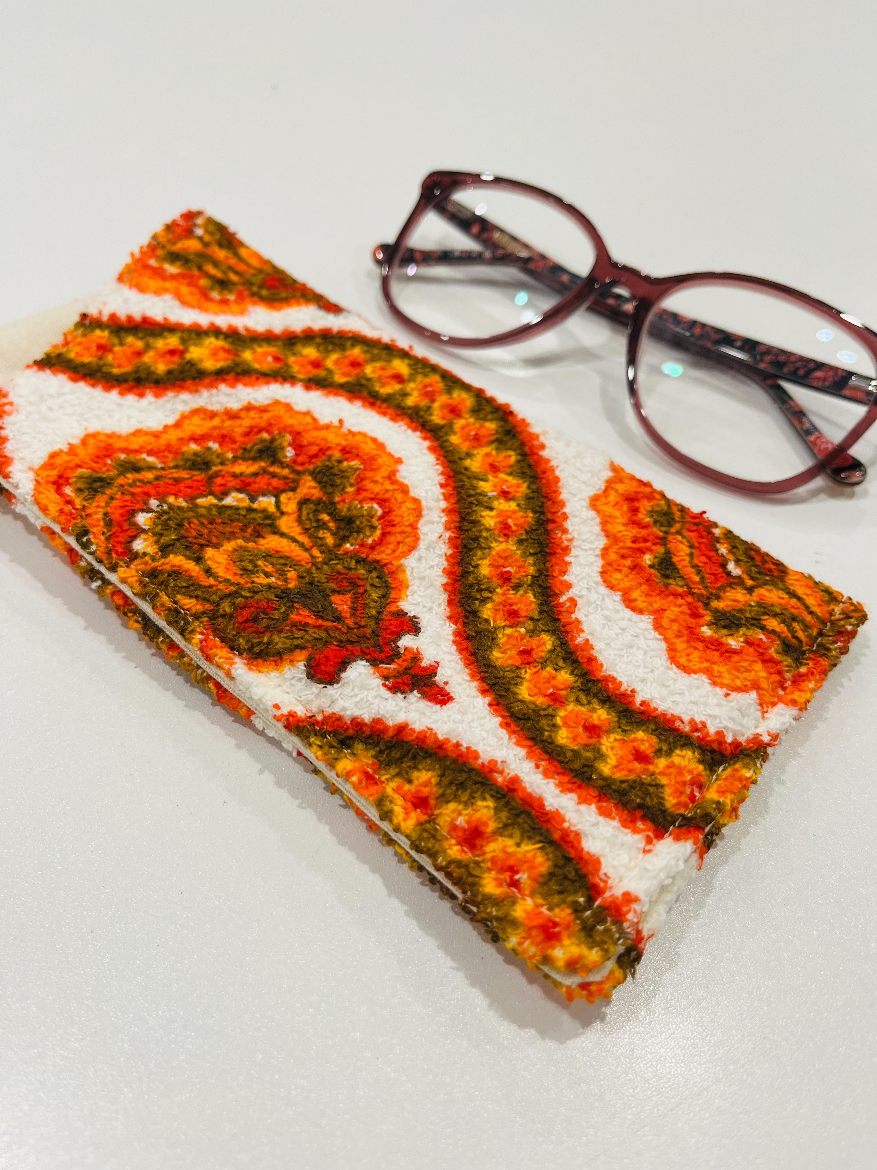gorgeous vintage fabric sunglass pouch