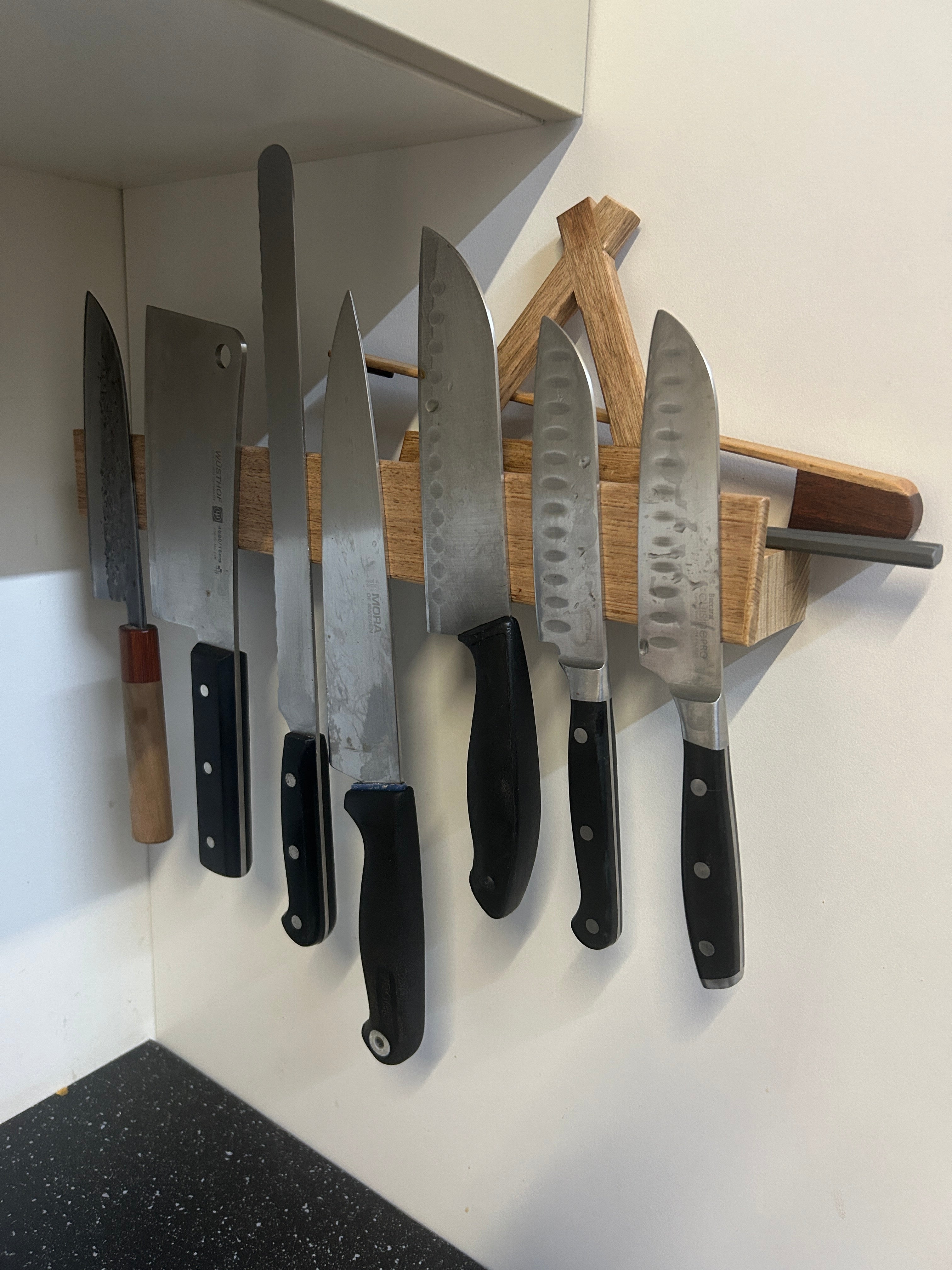 Magnetic knife block with shelf