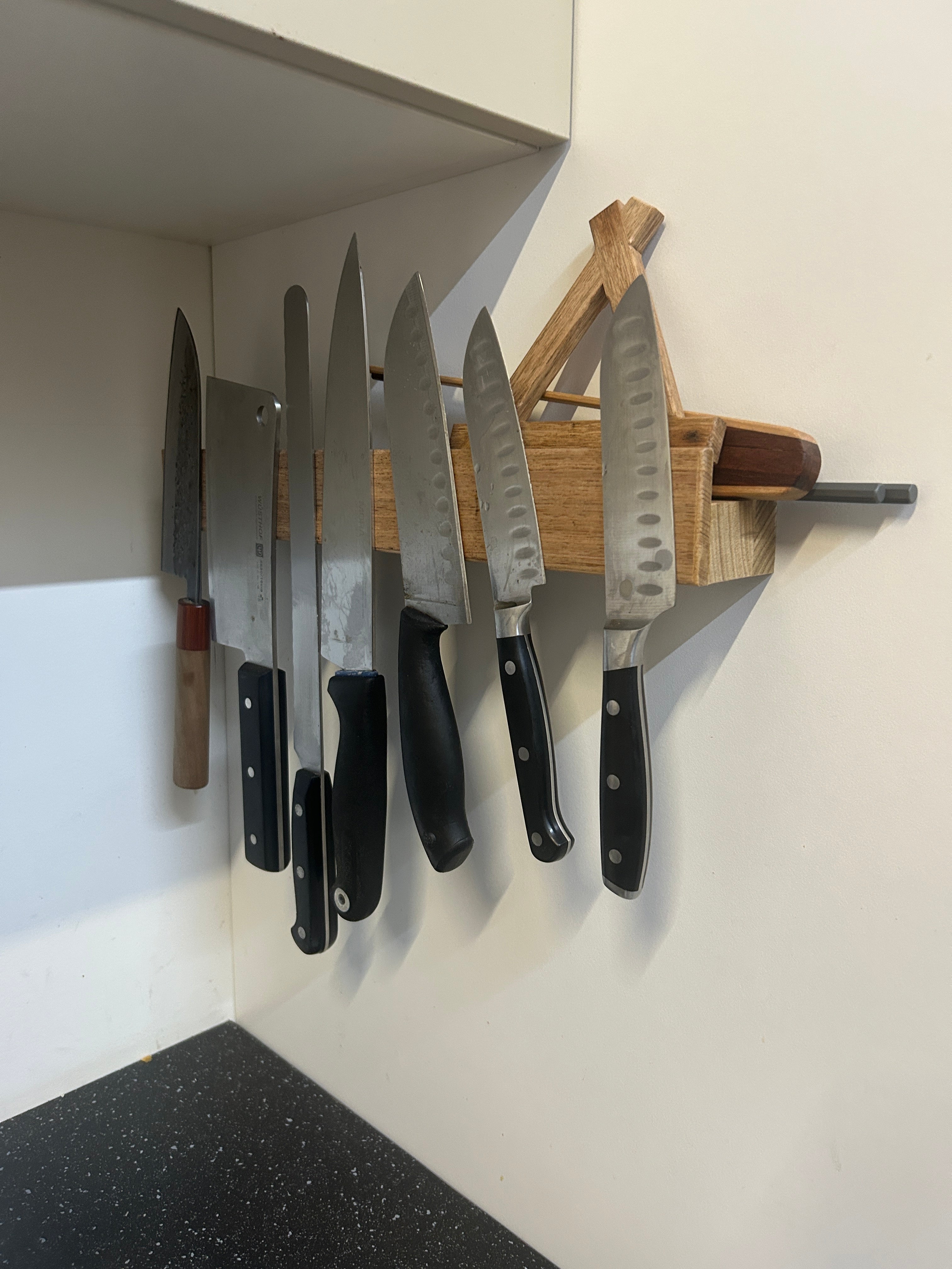 Magnetic knife block with shelf