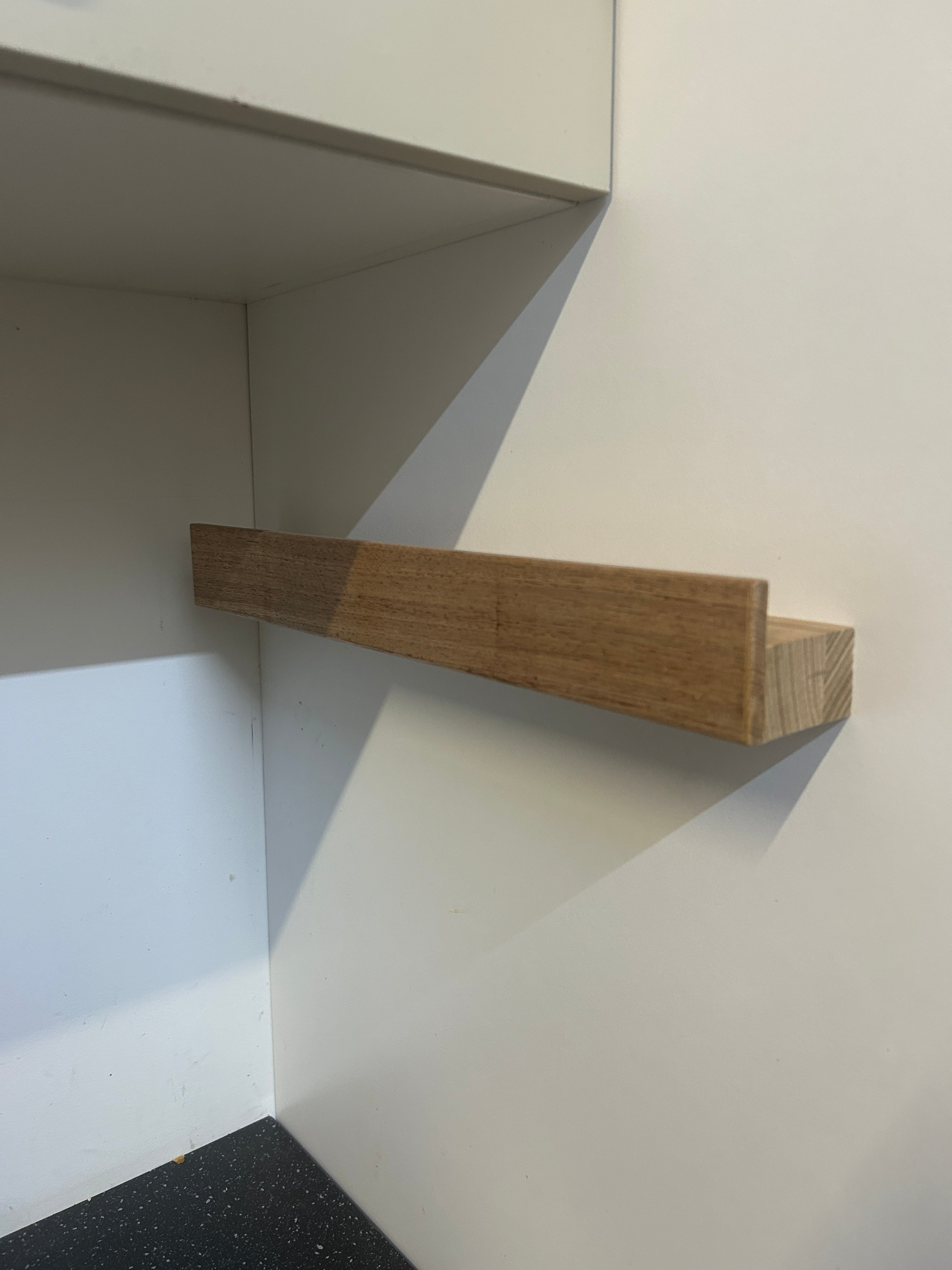 Magnetic knife block with shelf