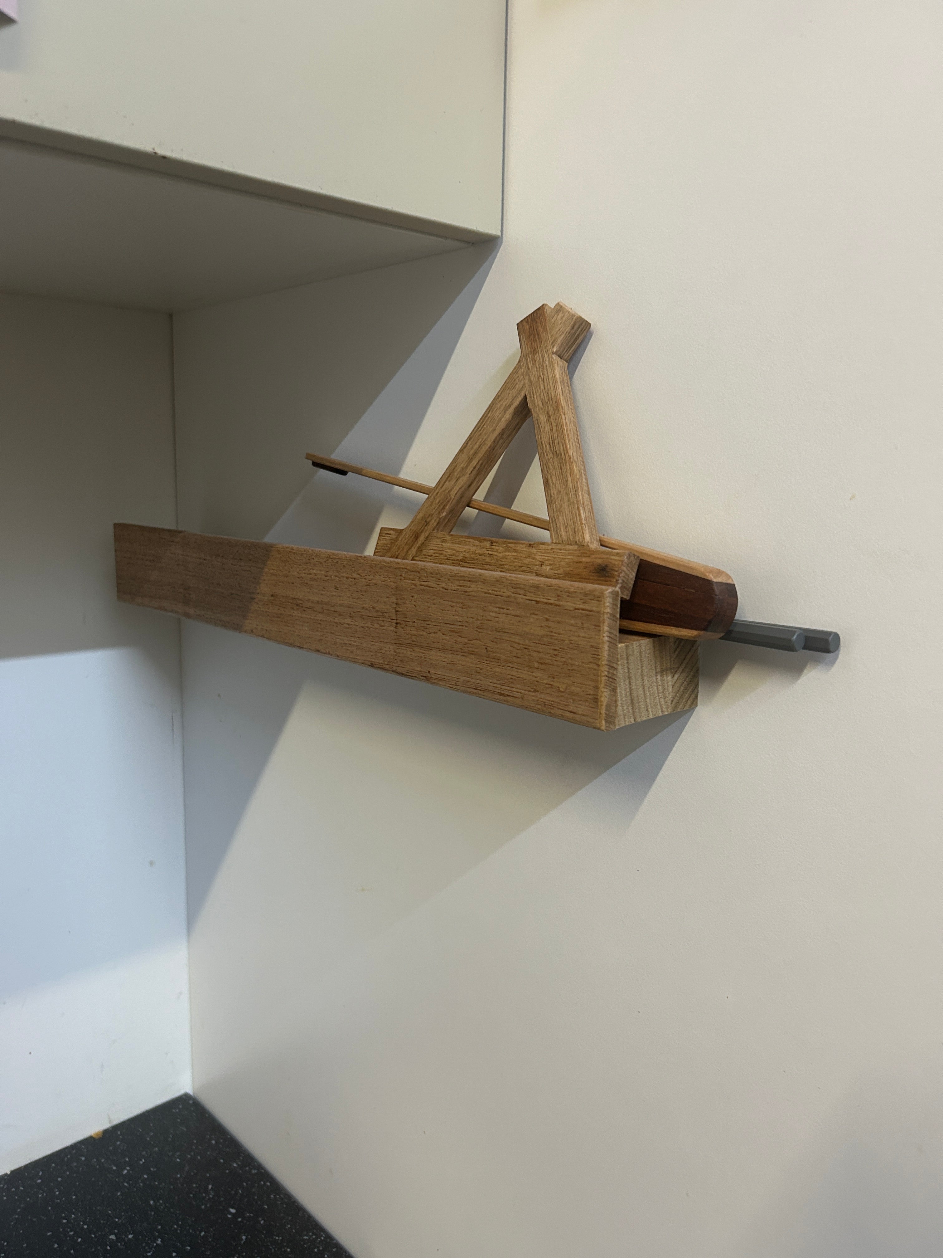 Magnetic knife block with shelf