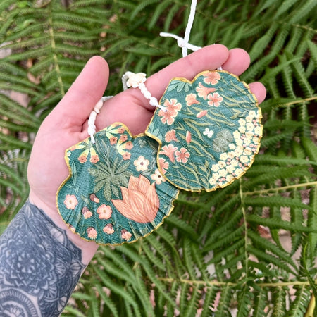 Vintage Floral Flat Scallop Shell Hanger