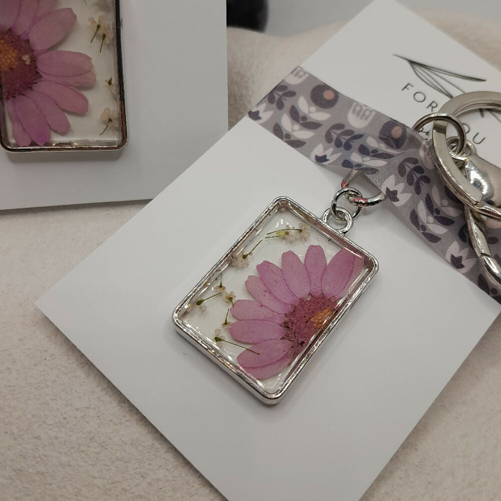 Real flower in resin keychain- silver, pink daisy