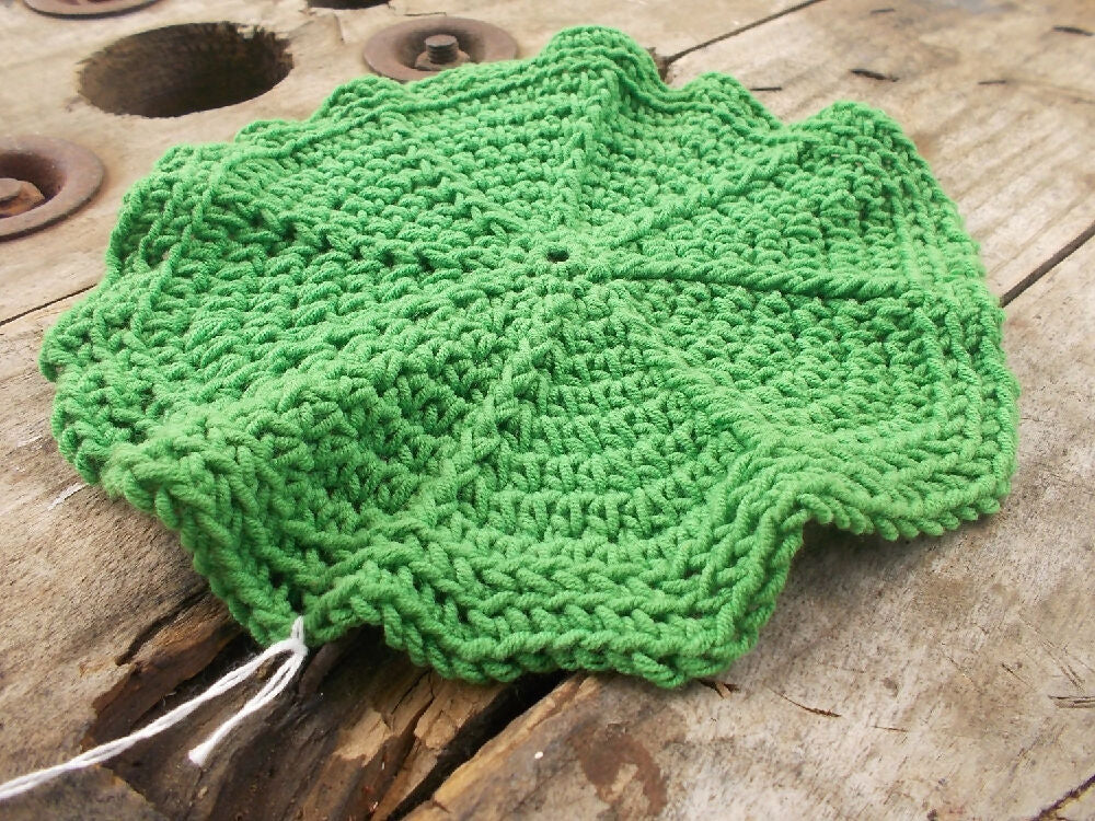 Round, cotton/acrylic washcloth in emerald green