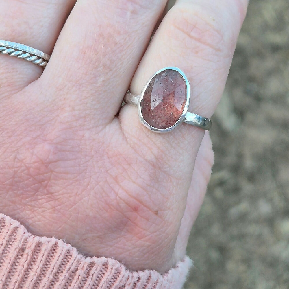 Strawberry Quartz Ring with Hammered Band MI3