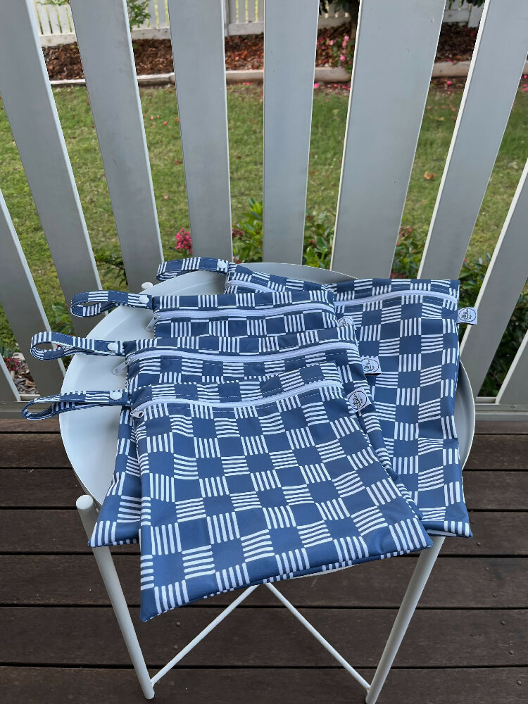 Water-resistant wet bags - Plaid Pattern - Small Checkerboard - Navy Blue and White Checks (Ester Muxune)