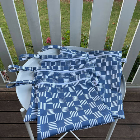 Water-resistant wet bags - Plaid Pattern - Small Checkerboard - Navy Blue and White Checks (Ester Muxune)