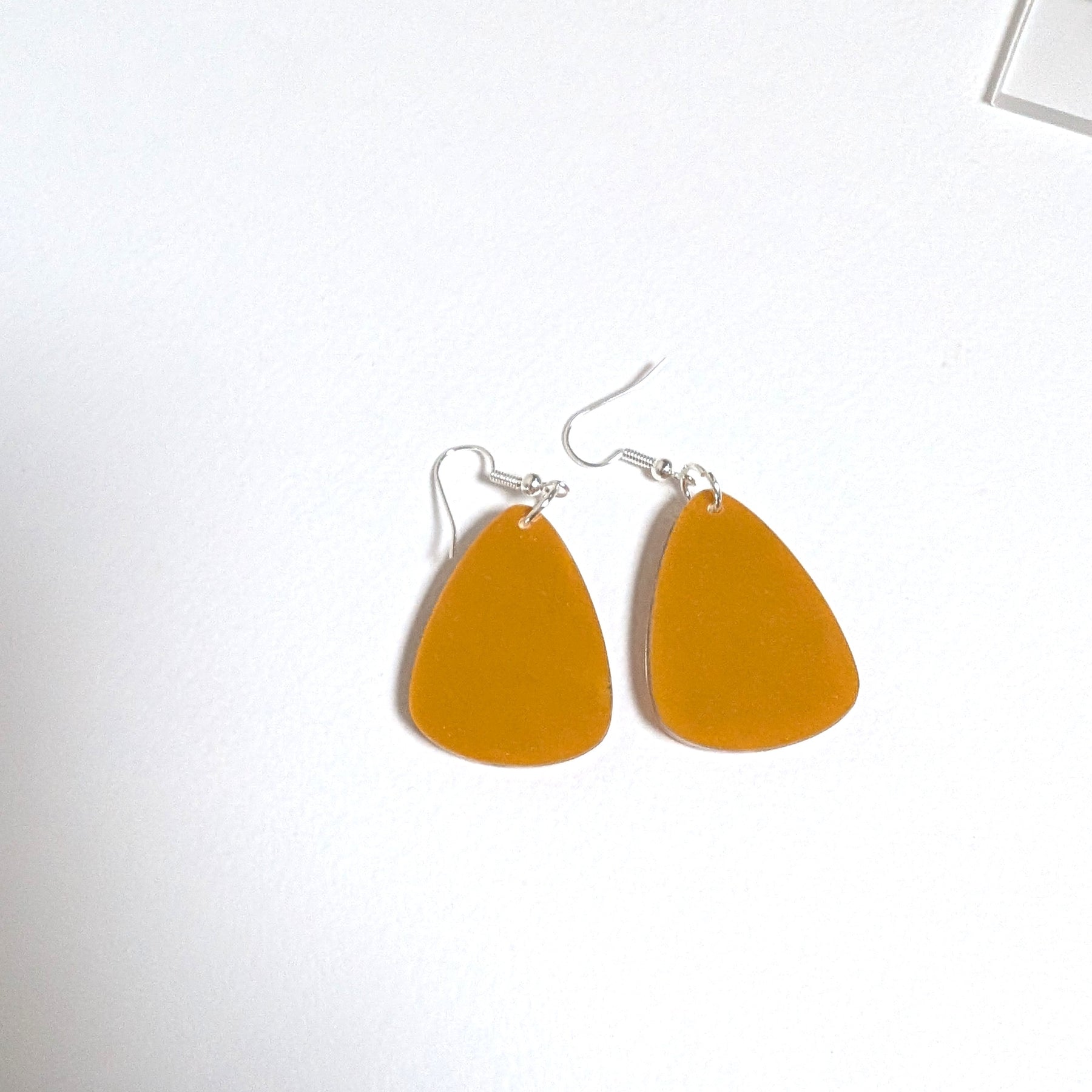 Real daisies in resin, mustard background